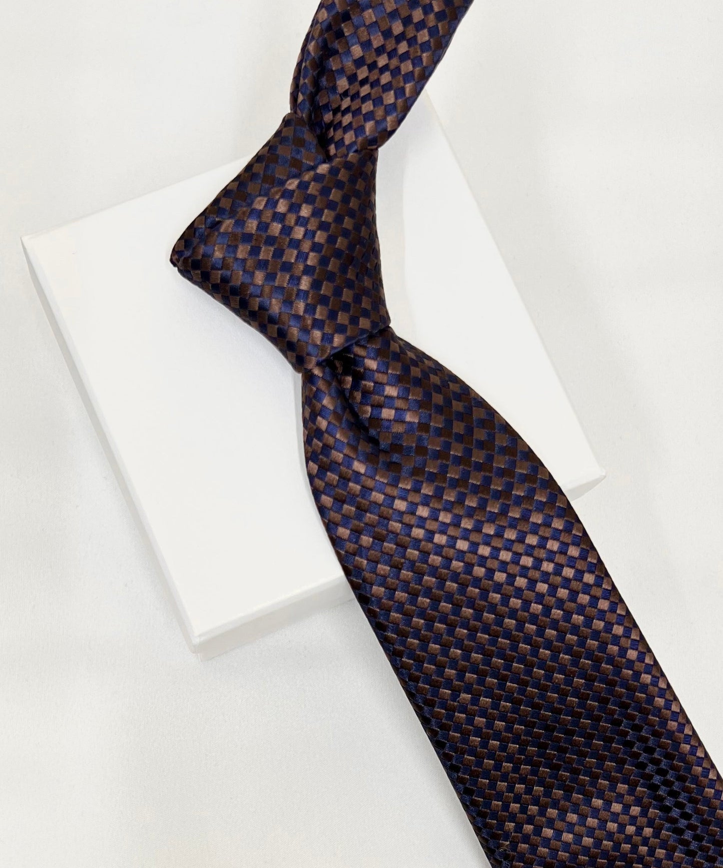 AZZURRO(アズーロ) 新大バスケットグラデーション無地調ジャガードネクタイ:ダークブラウン×ブラウン