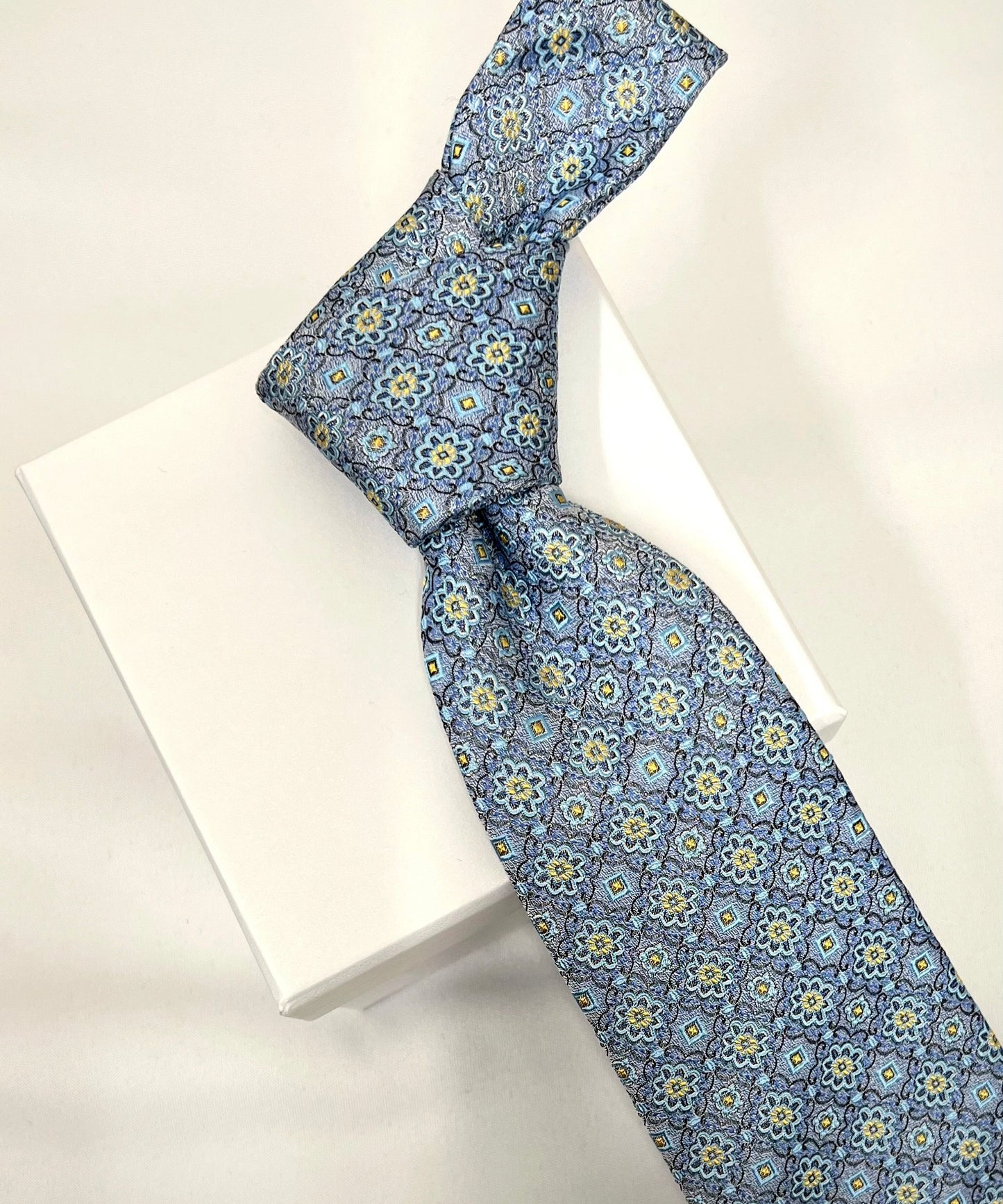 Franco Spada ( フランコスパダ )  フレンチヴィンテージメダリオンジャガードネクタイ2: サックスブルー×イエロー