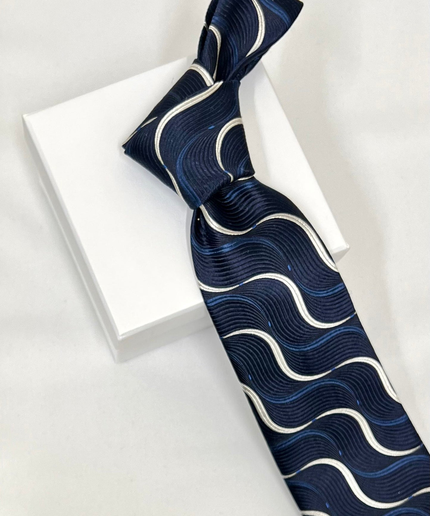 Franco Spada ( フランコスパダ )  ヴィンテージジオメトリックウェーブジャガードネクタイ:ミッドナイトネイビー