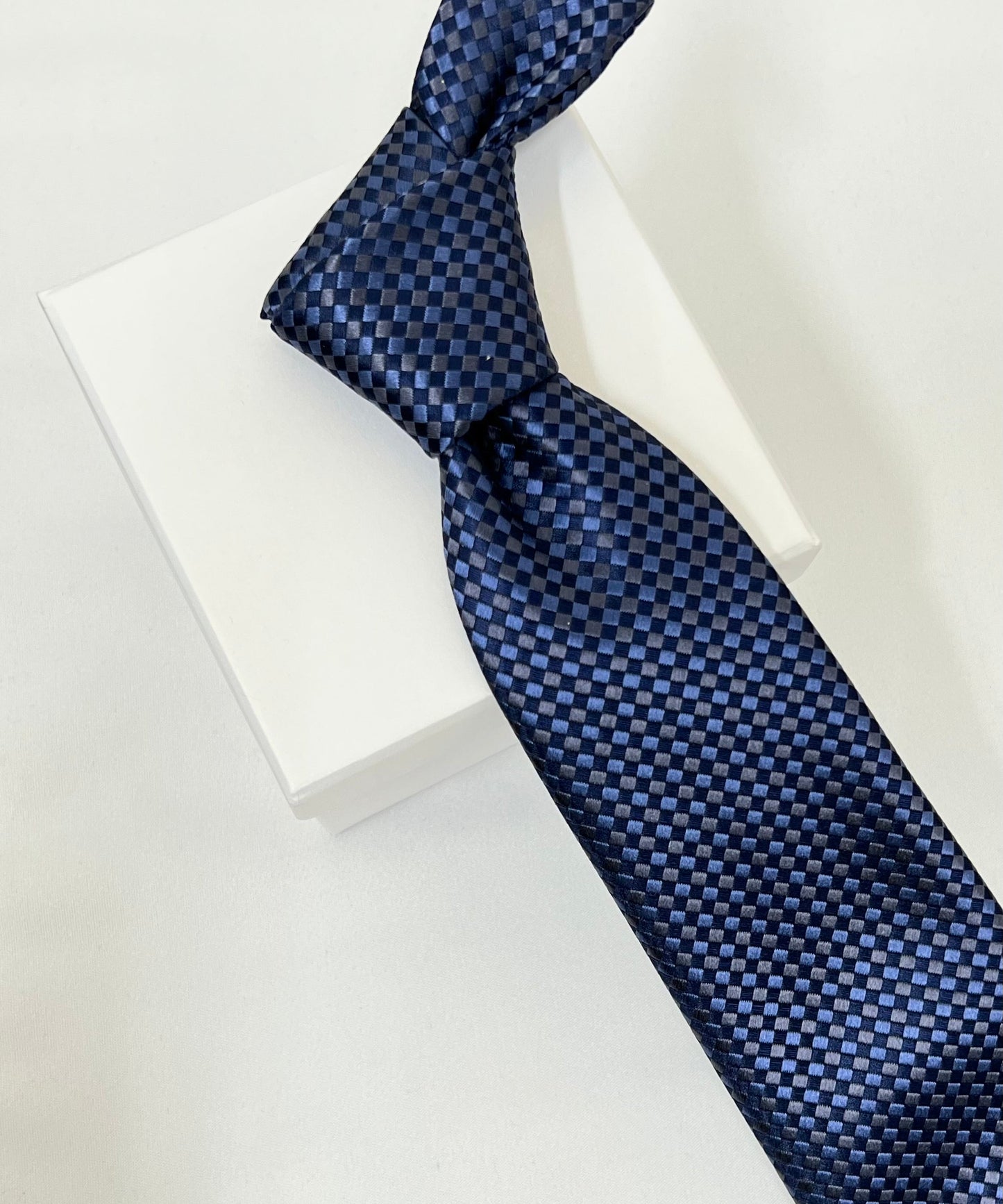 AZZURRO(アズーロ) 新大バスケットグラデーション無地調ジャガードネクタイ:スチールグレー×ライトグレー