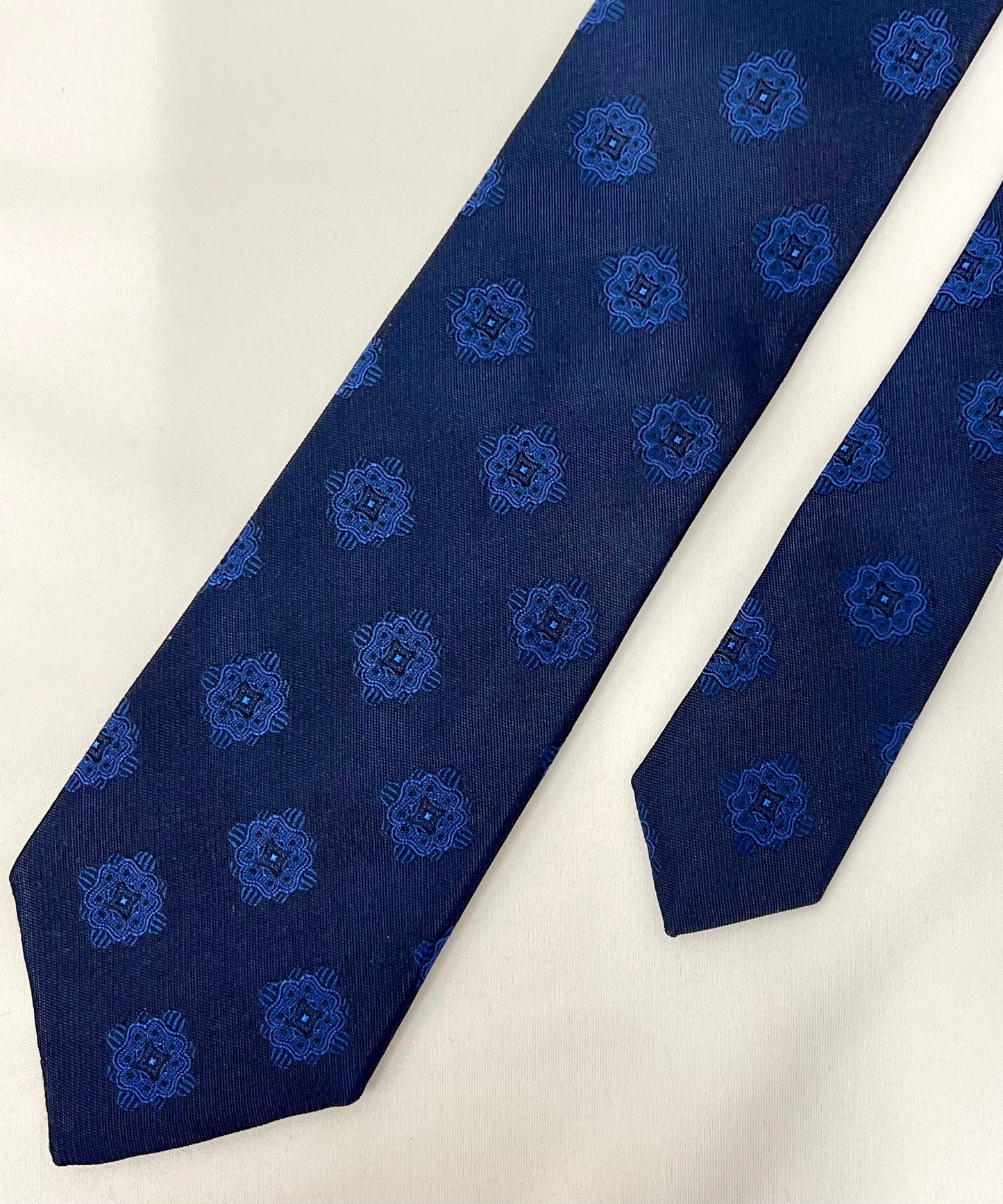 Franco Spada ( フランコスパダ )  ヴィンテージメダリオン無地調ネクタイ:ミッドナイトブルー