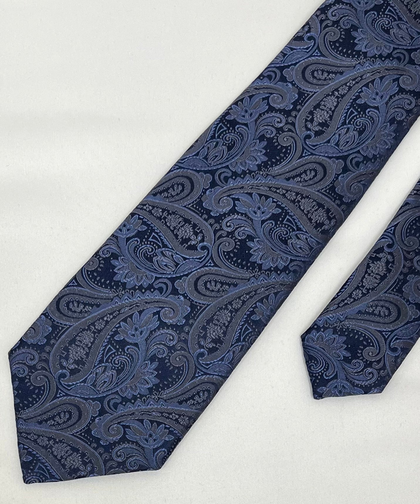 AZZURRO(アズーロ) 新更紗ペーズリーグラデーション無地調ジャガードネクタイ:ミッドナイトネイビー×スチールグレー