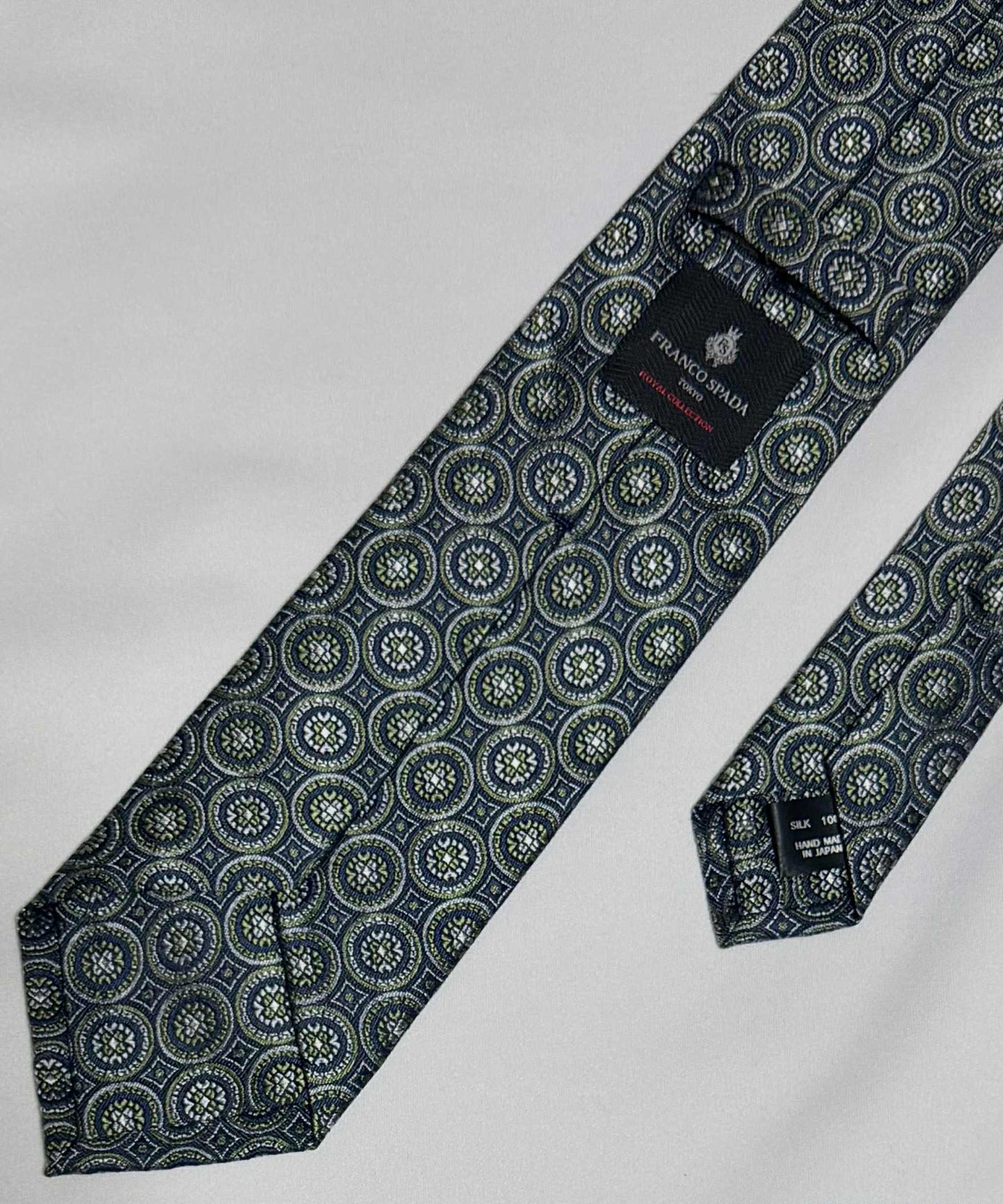Franco Spada ( フランコスパダ )🆕コンテンポラリーブリティッシュメダリオンJQネクタイ②:ダークグリーン×カーキ