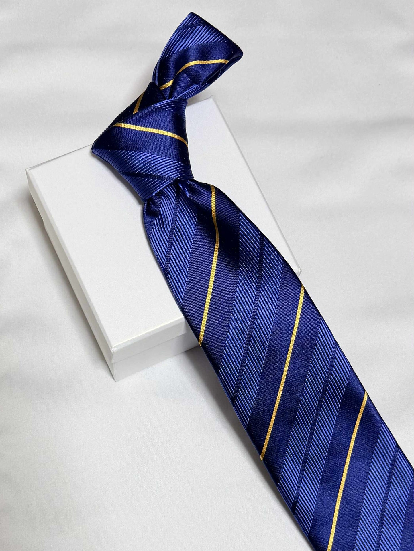 Franco Spada ( フランコスパダ )🆕コンテンポラリーブリティッシュオルタネートサテンストライプネクタイ：ブルー×ネイビー×イエロー