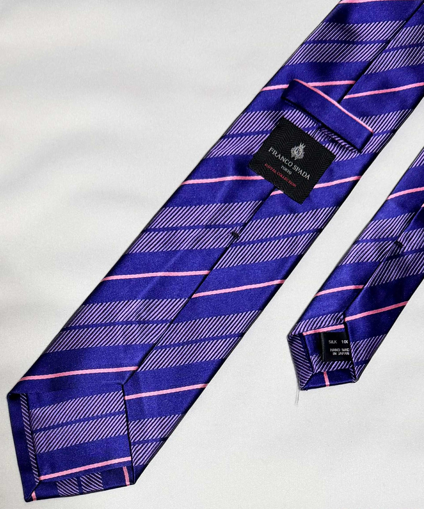 Franco Spada ( フランコスパダ )🆕コンテンポラリーブリティッシュオルタネートサテンストライプネクタイ：パープル×ネイビー×ピンク