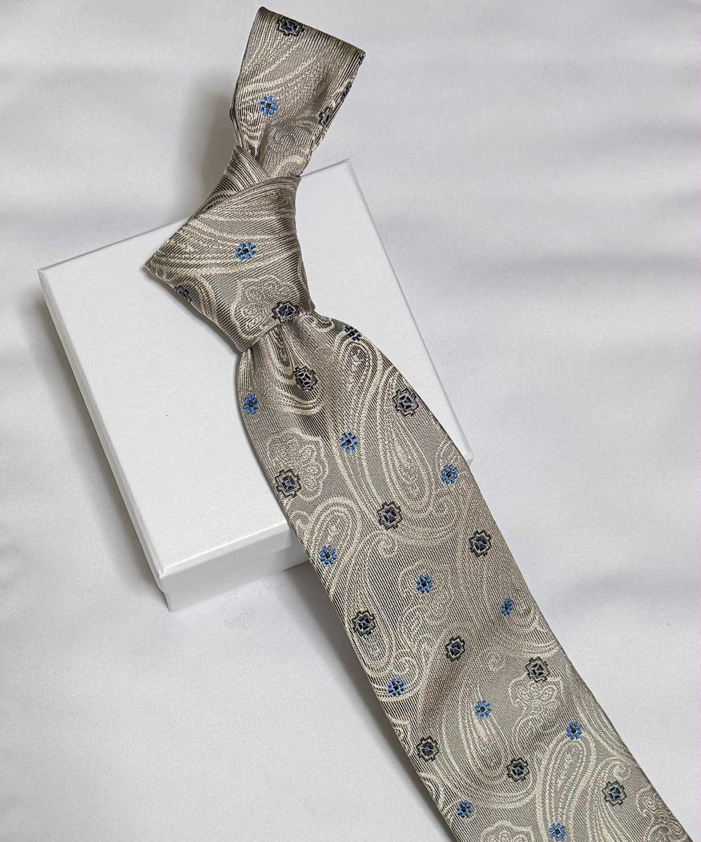 Franco Spada ( フランコスパダ )🆕コンテンポラリーブリティッシュメダリオンJQネクタイ：シャンパンベージュ×ブラック×ブルー