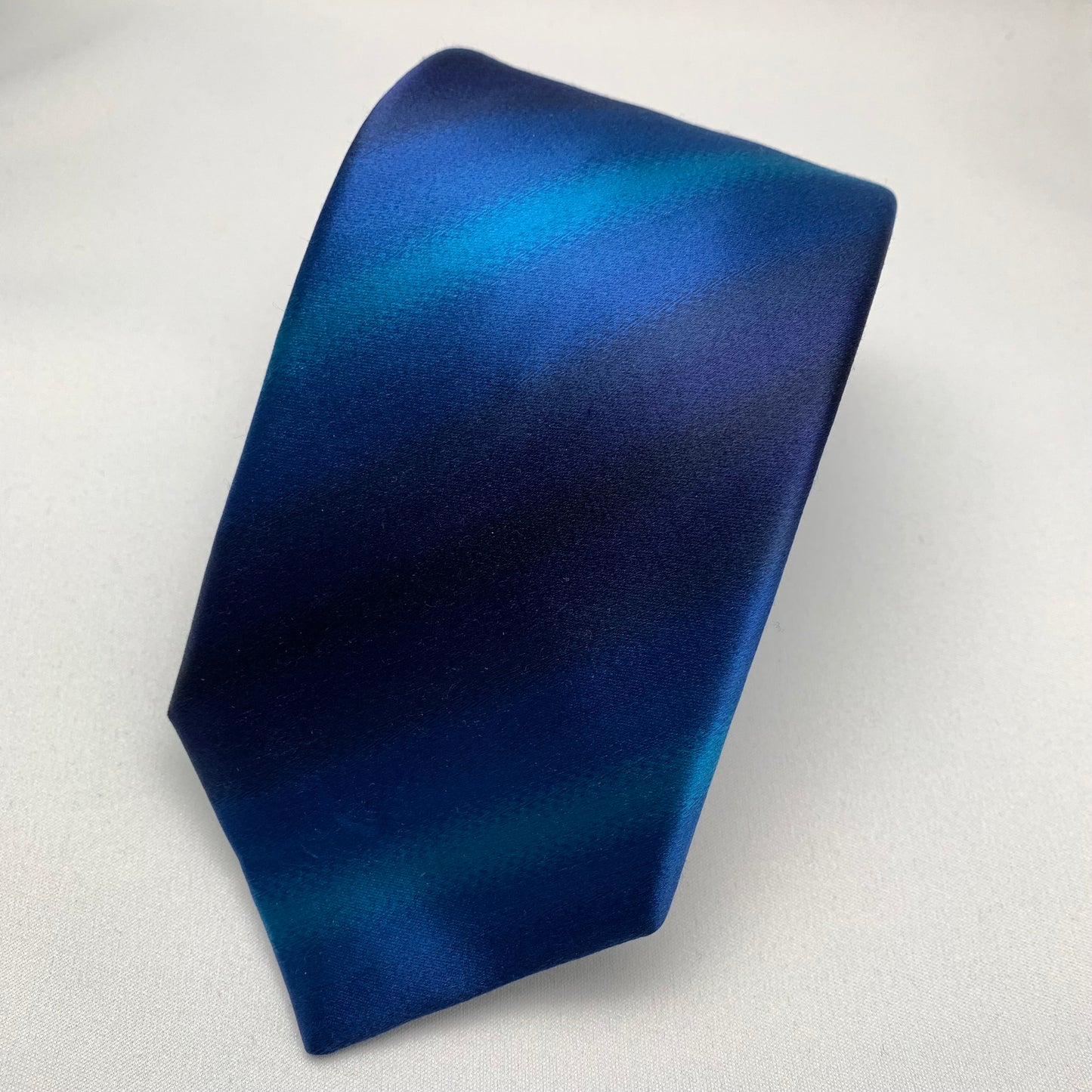 Franco Spada スーパーサテングラデーションマルチストライプネクタイ：ネイビー×ブルーグリーン