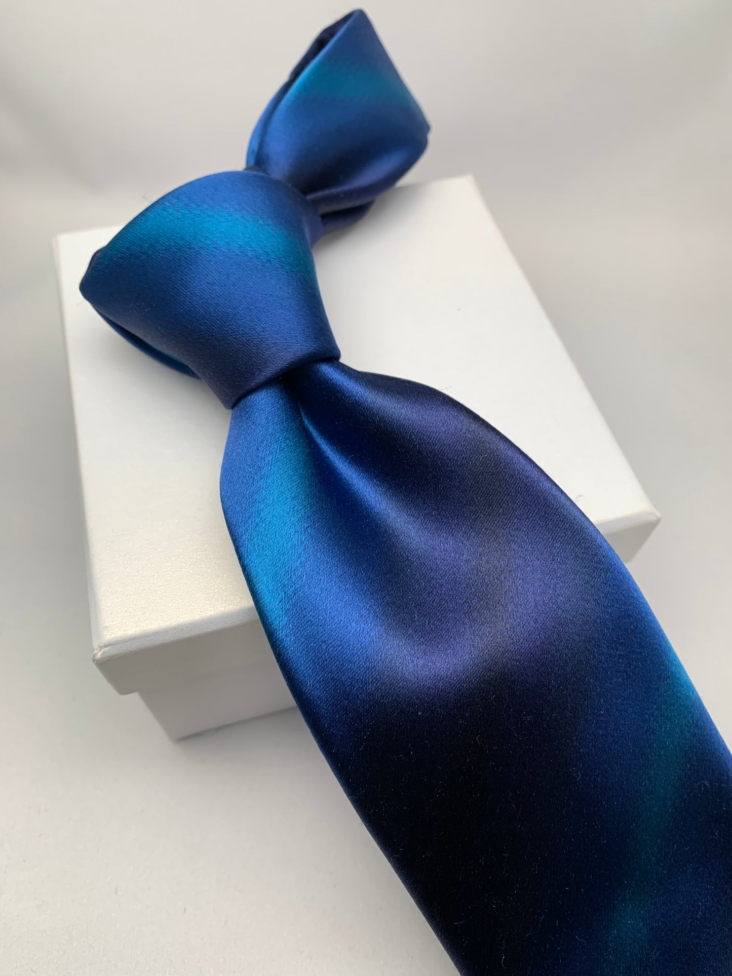 Franco Spada スーパーサテングラデーションマルチストライプネクタイ：ネイビー×ブルーグリーン