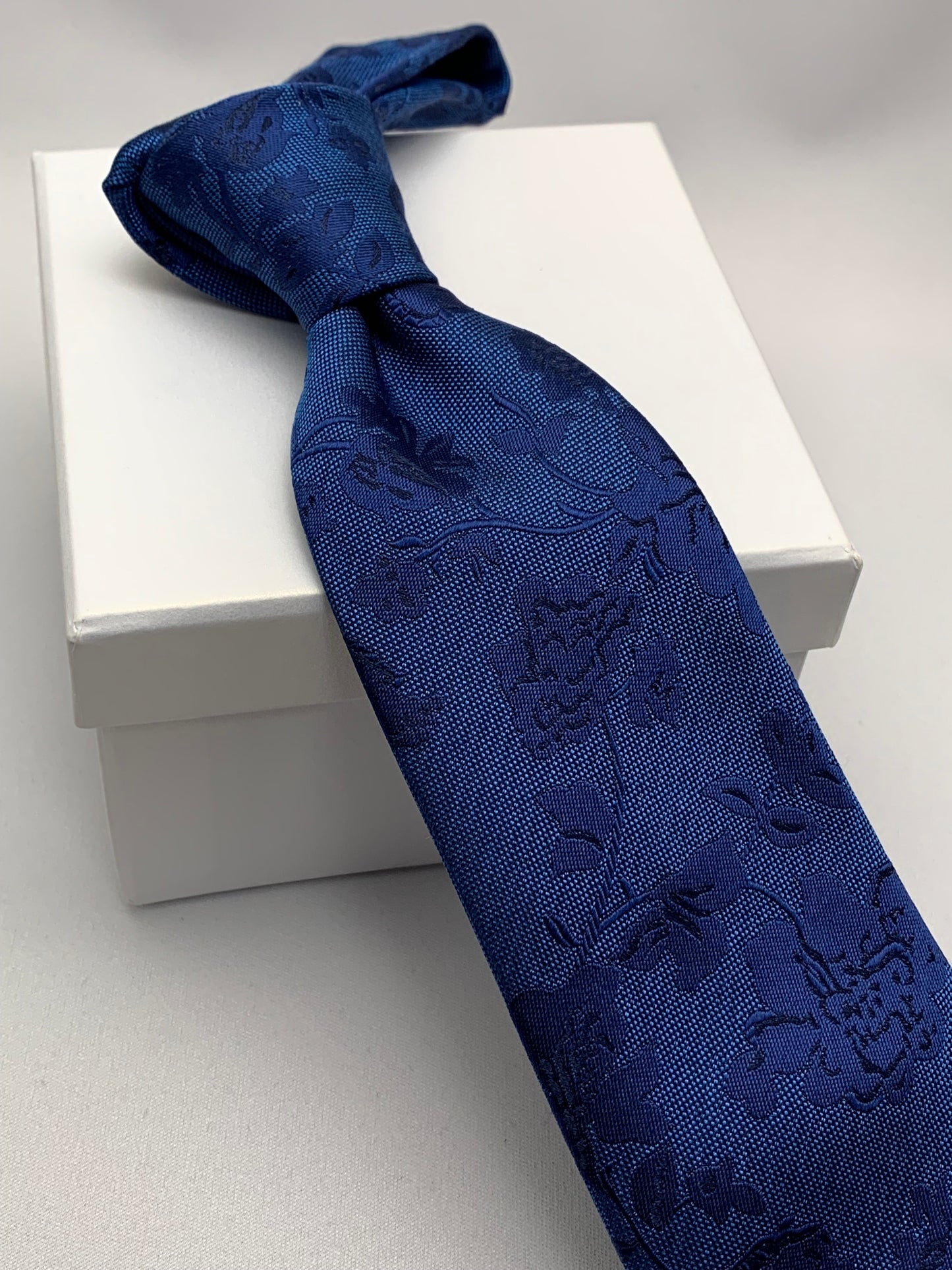 AZZURRO （アズーロ） メランジフラワーネクタイ：ダークブルー