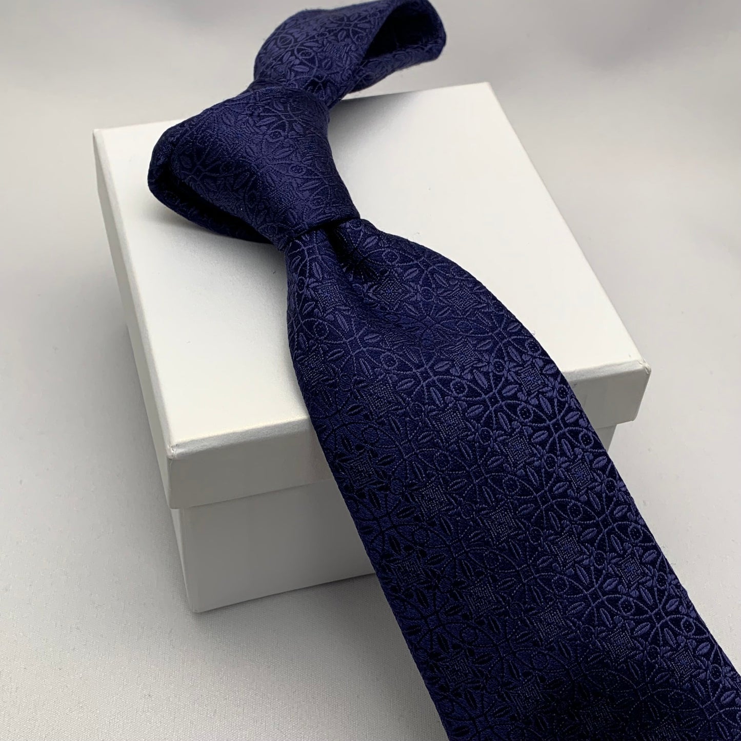 AZZURRO （アズーロ） クラシックメダリオンネクタイ：ネイビー