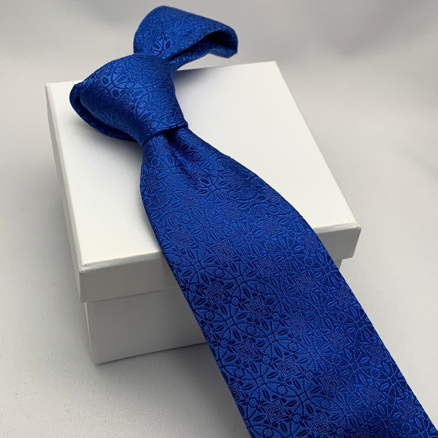 AZZURRO （アズーロ） クラシックメダリオンネクタイ：ロイヤルブルー