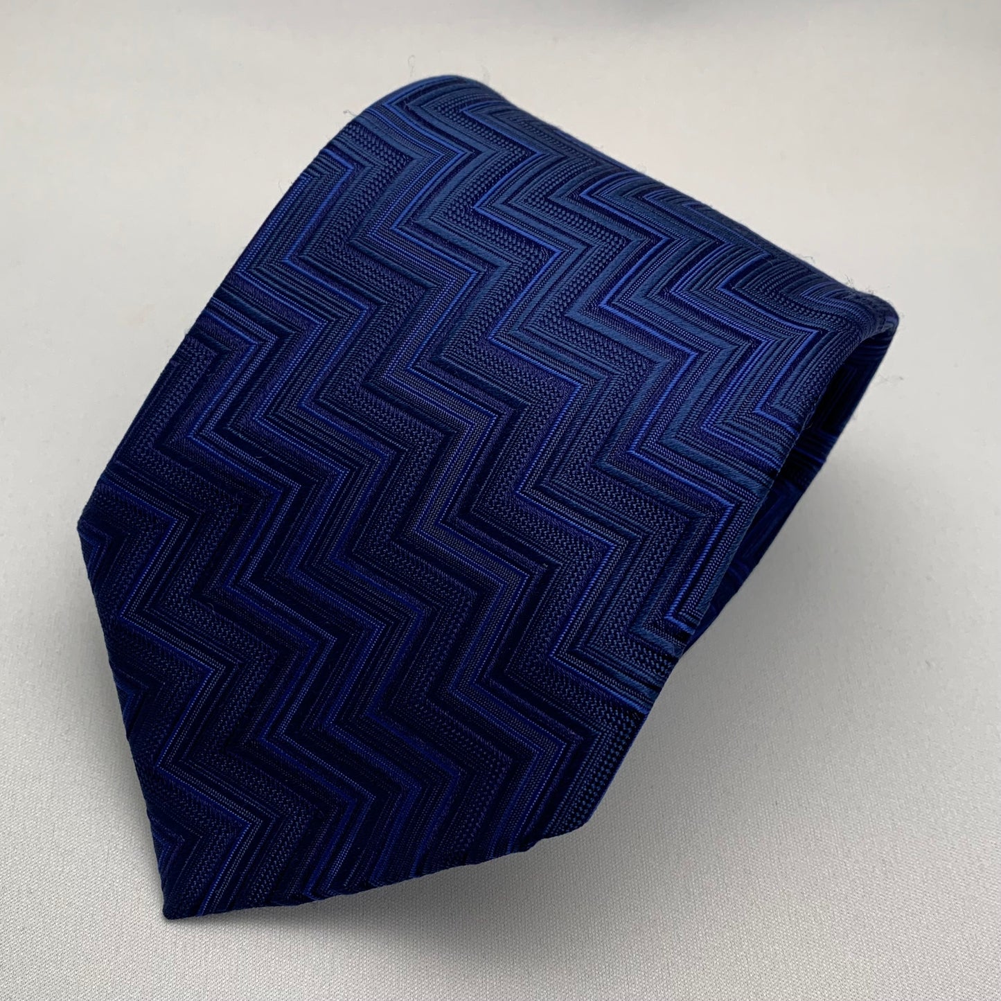 AZZURRO （アズーロ）ジオメトリックヘリンボーンネクタイ：ネイビー×インディゴ