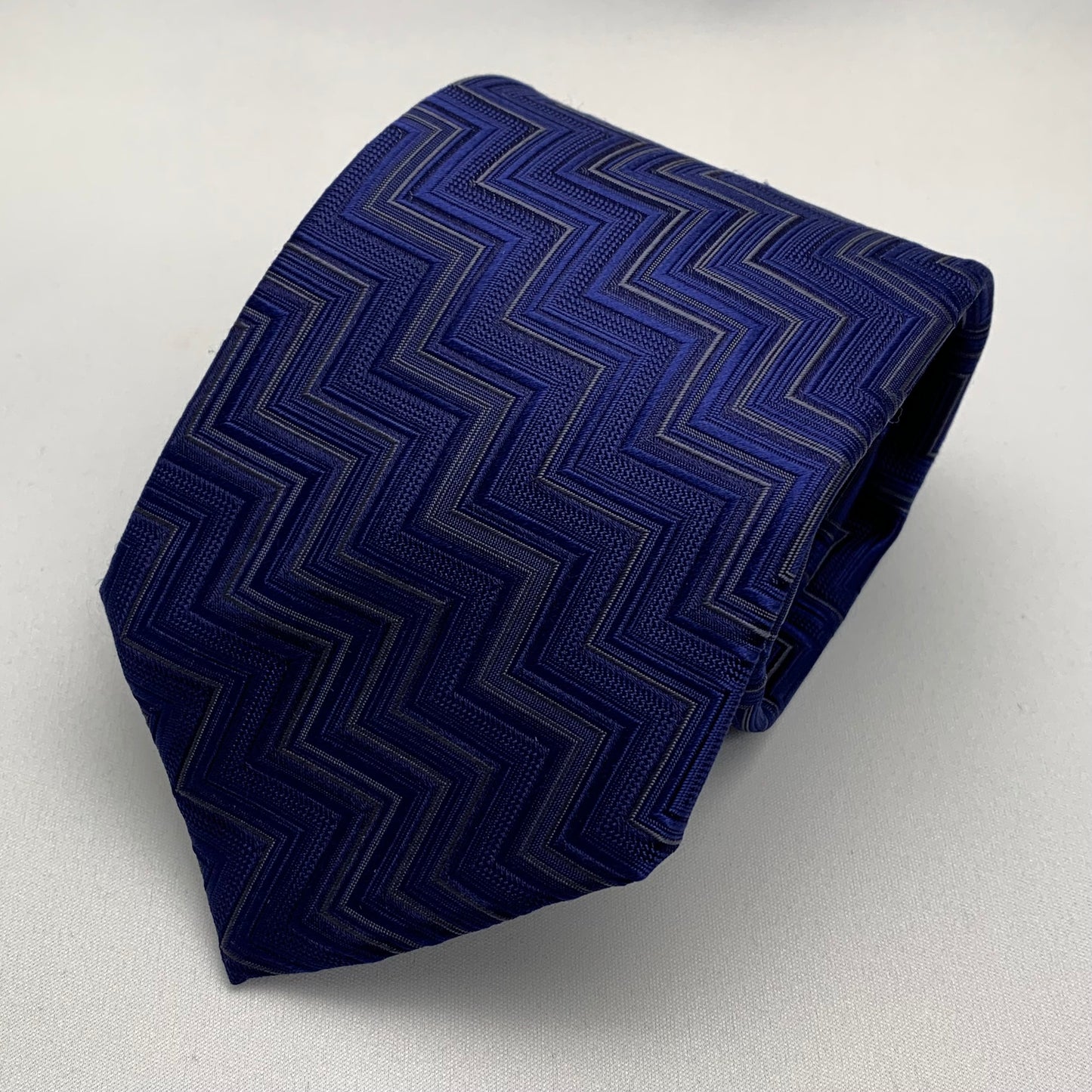 AZZURRO （アズーロ）ジオメトリックヘリンボーンネクタイ：ネイビー✕グレー