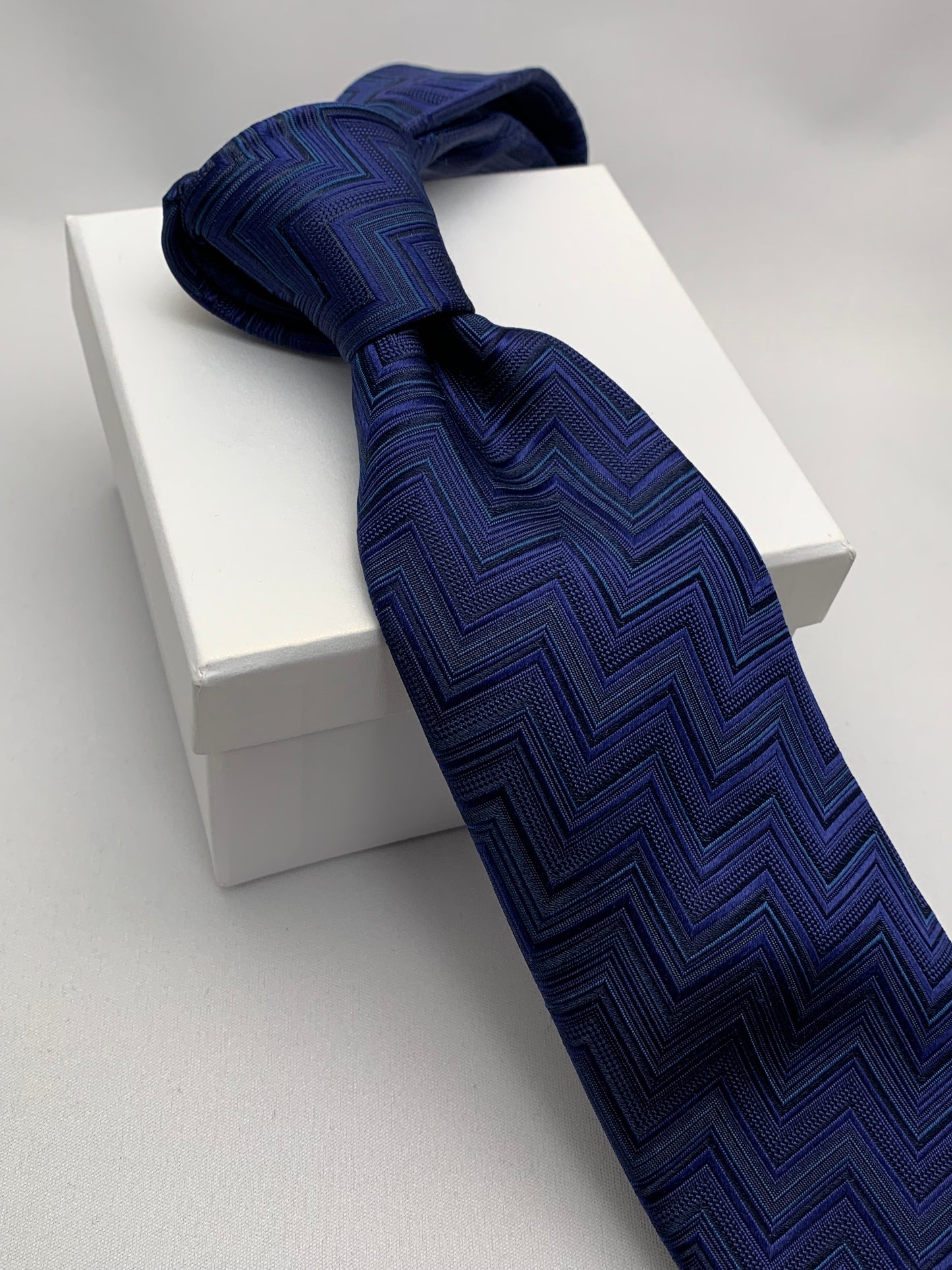 AZZURRO （アズーロ）ジオメトリックヘリンボーンネクタイ：ネイビー×インディゴ