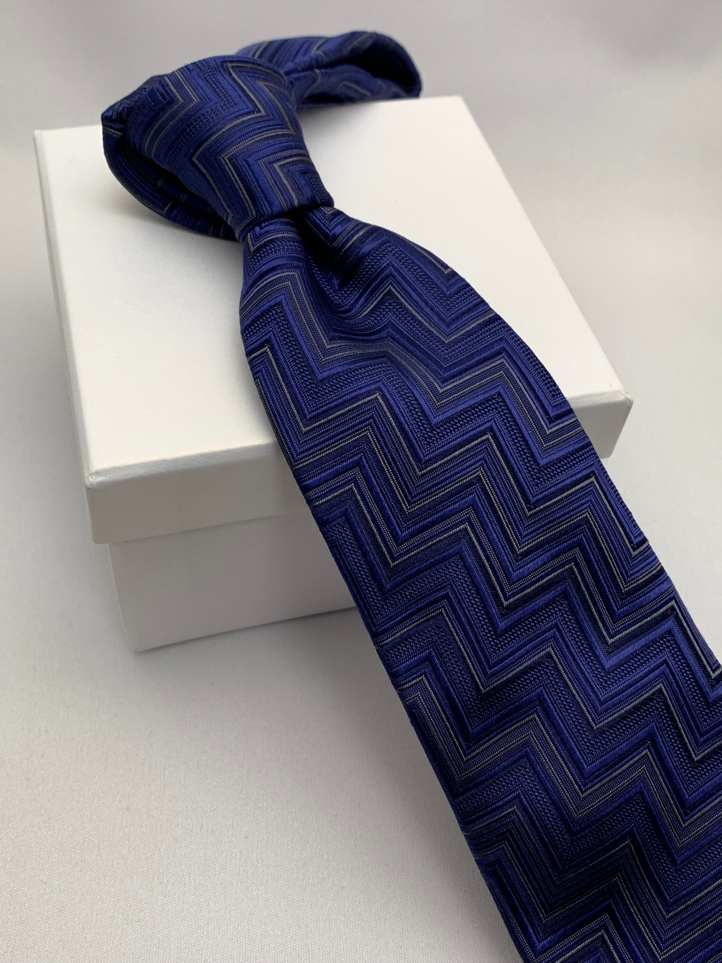 AZZURRO （アズーロ）ジオメトリックヘリンボーンネクタイ：ネイビー✕グレー