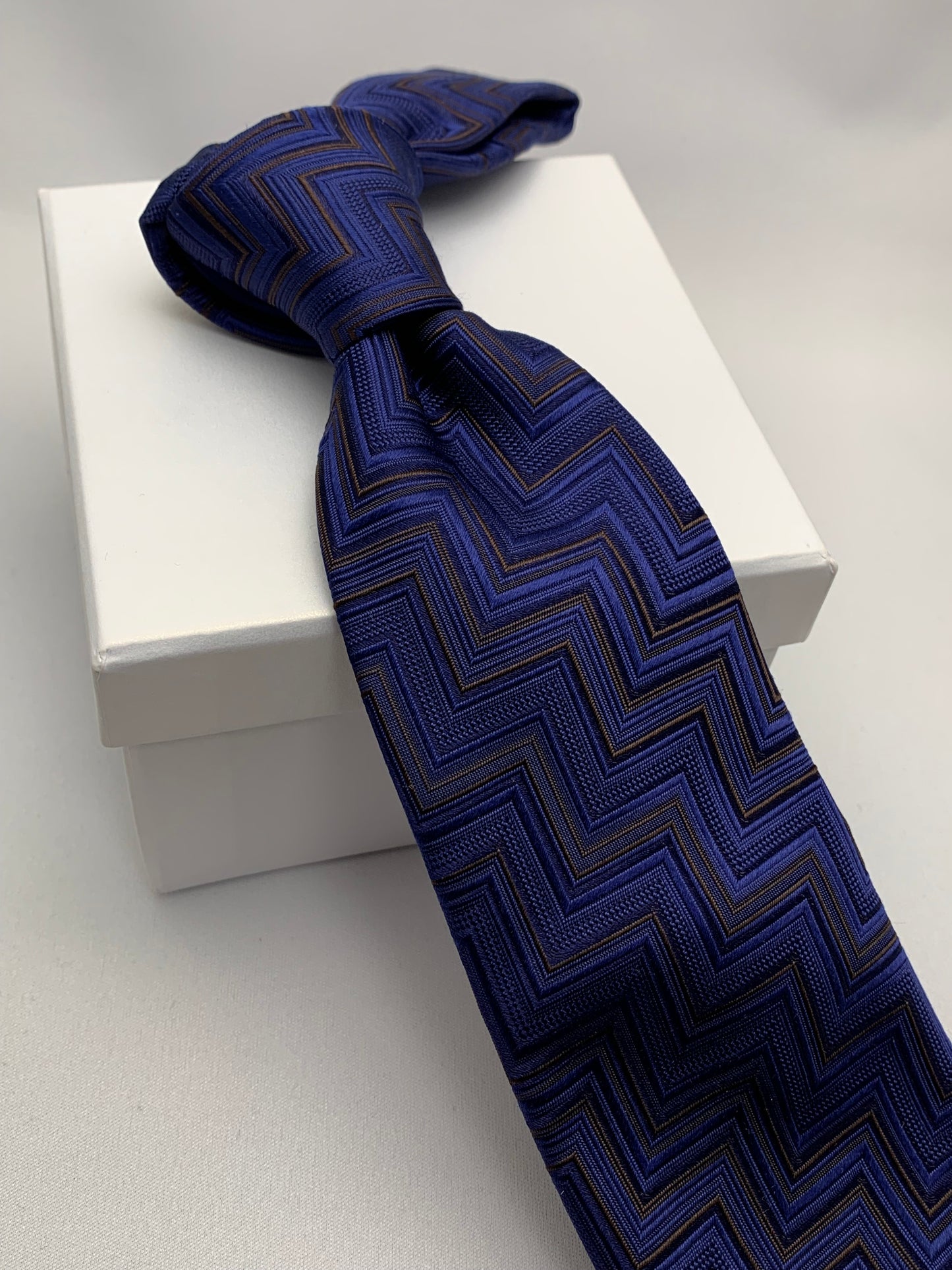 AZZURRO （アズーロ）ジオメトリックヘリンボーンネクタイ：ネイビー✕ブラウン