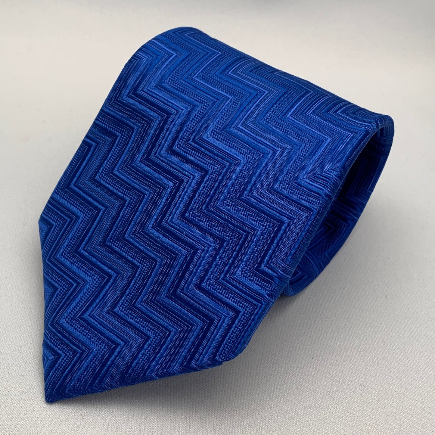 AZZURRO （アズーロ）ジオメトリックヘリンボーンネクタイ：ロイヤルブルー