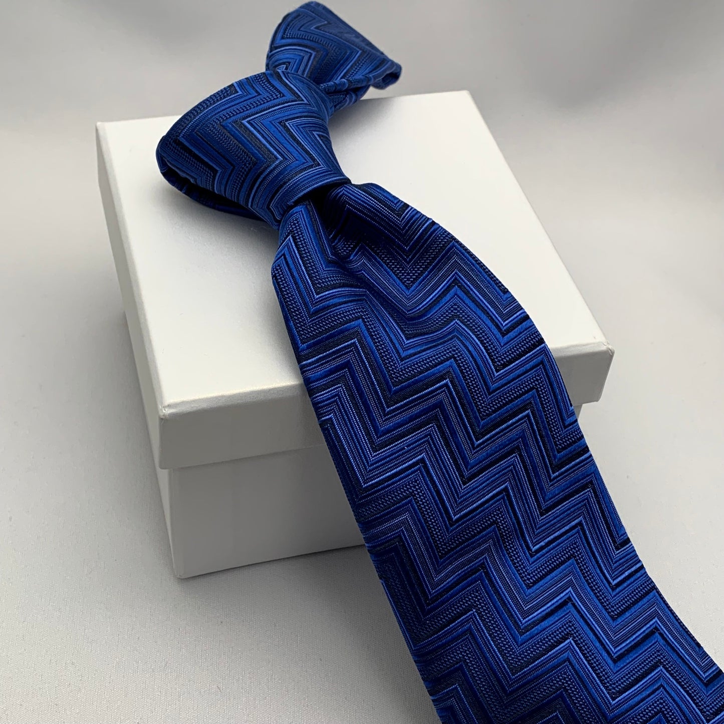 AZZURRO （アズーロ）ジオメトリックヘリンボーンネクタイ：ダークブルー
