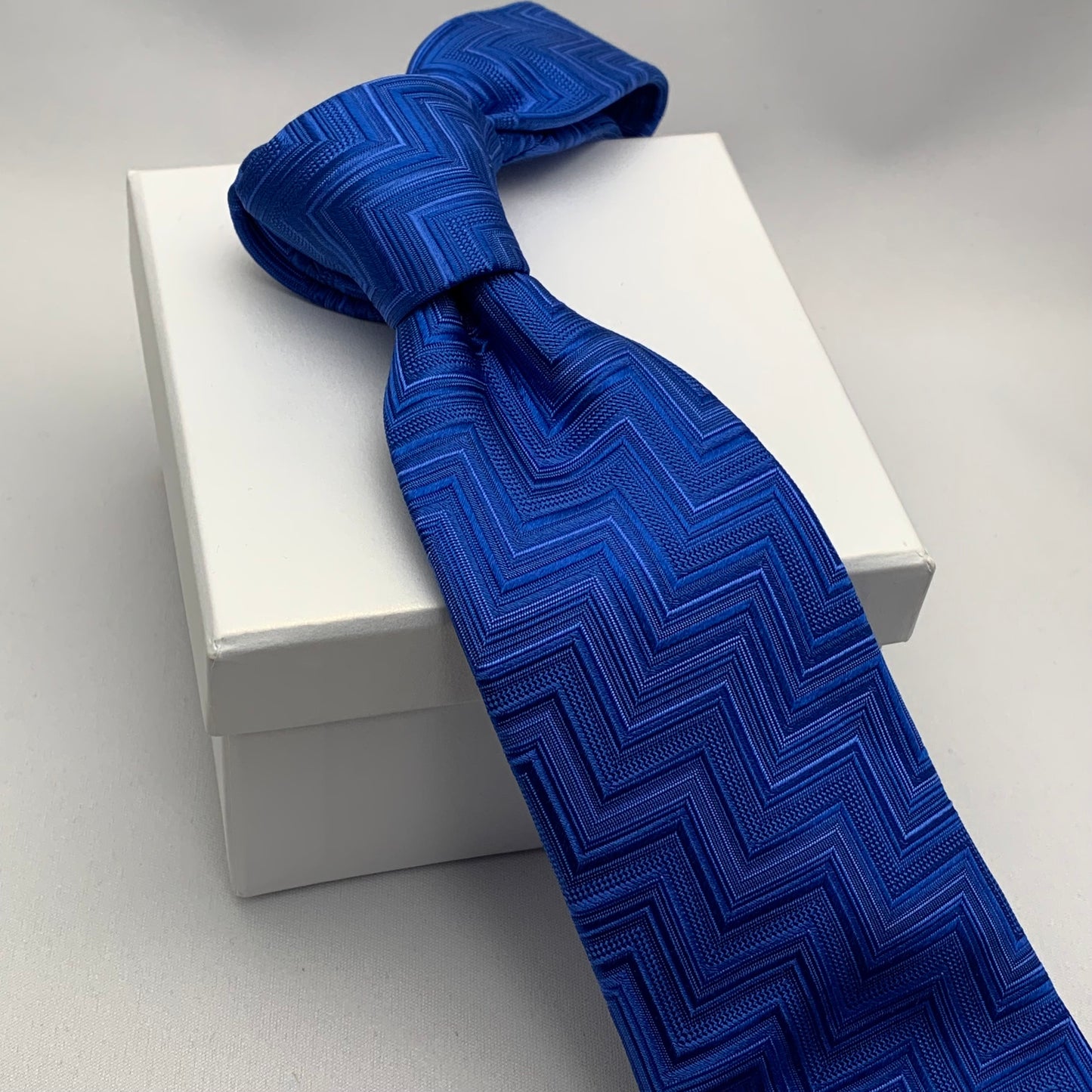 AZZURRO （アズーロ）ジオメトリックヘリンボーンネクタイ：ロイヤルブルー