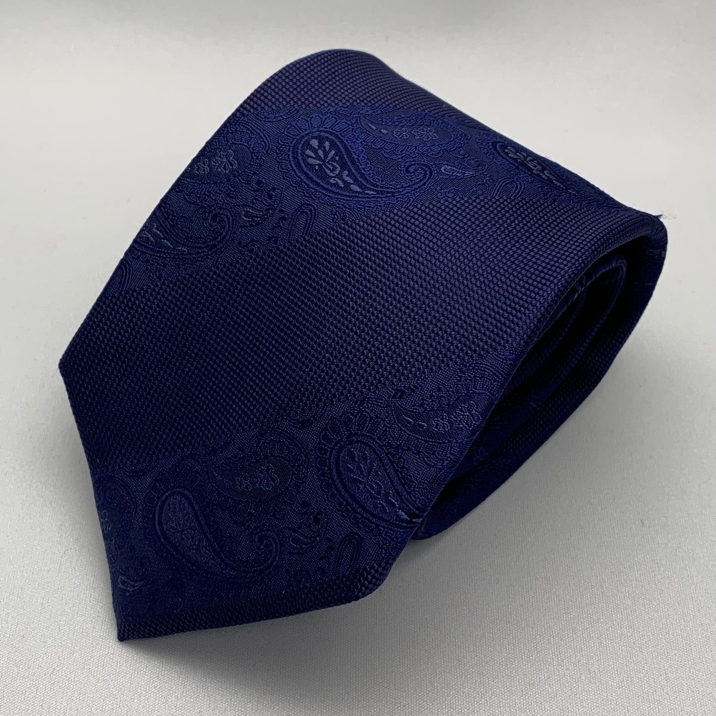 AZZURRO （アズーロ）ペーズリーストライプネクタイ：ネイビー