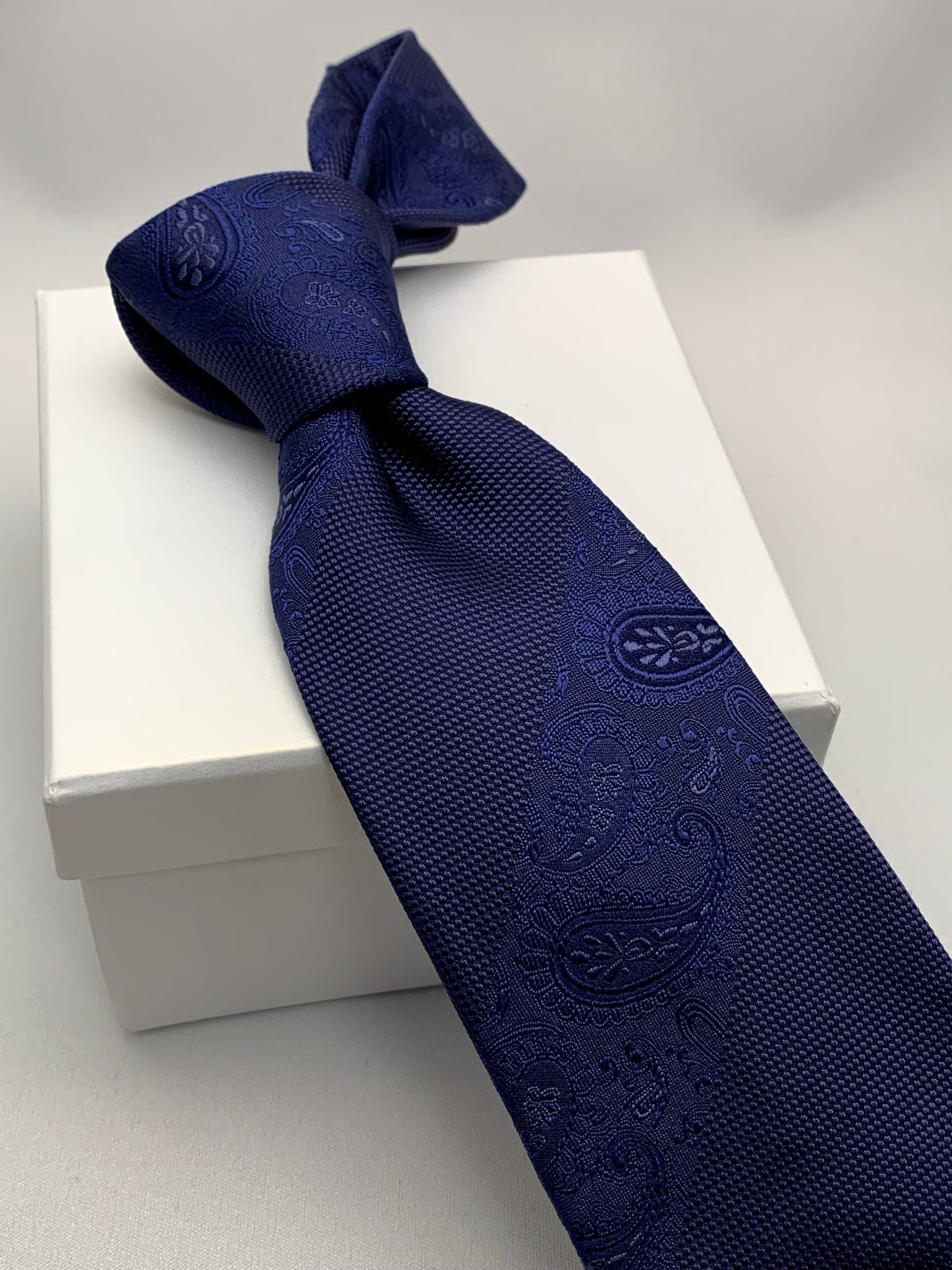 AZZURRO （アズーロ）ペーズリーストライプネクタイ：ネイビー