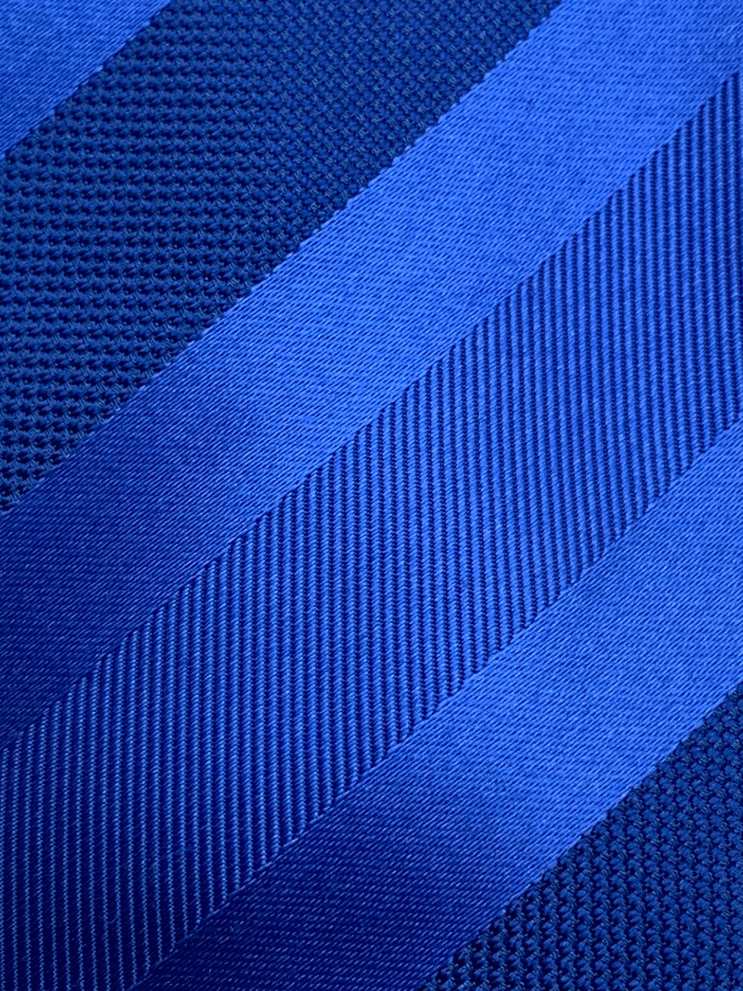 AZZURRO （アズーロ）🆕シャドーストライプネクタイ：ロイヤルブルー