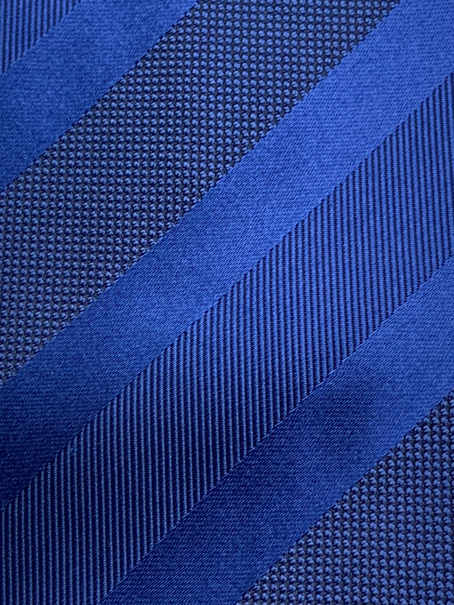 AZZURRO （アズーロ)🆕シャドーストライプネクタイ：ダークブルー