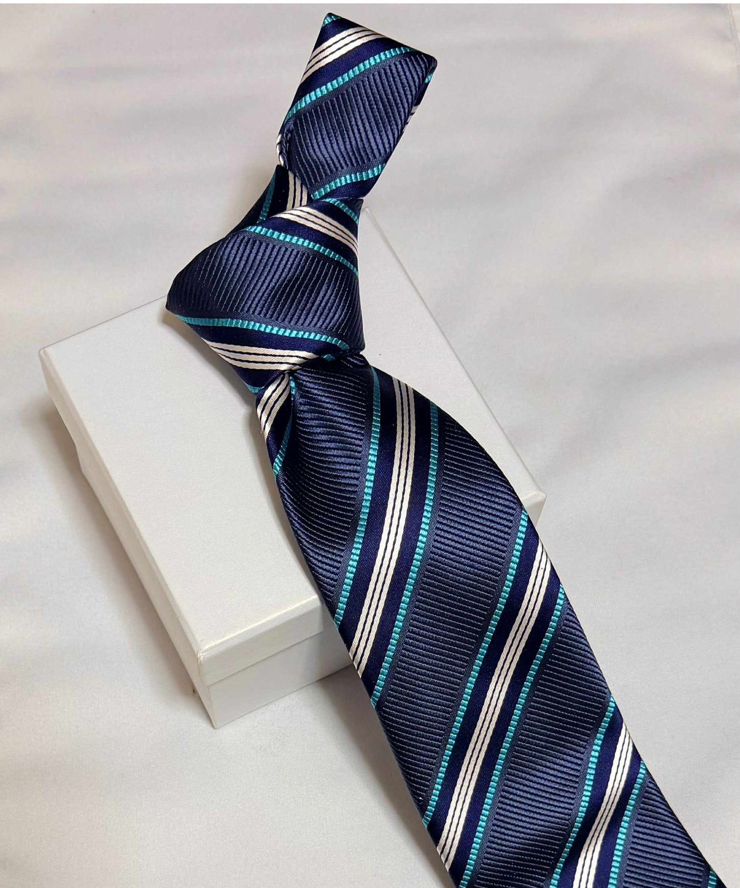 Franco Spada ( フランコスパダ )🆕コンテンポラリーブリティッシュレジメンタルストライプネクタイ：ブルーグレー×ネイビー×ターコイズ