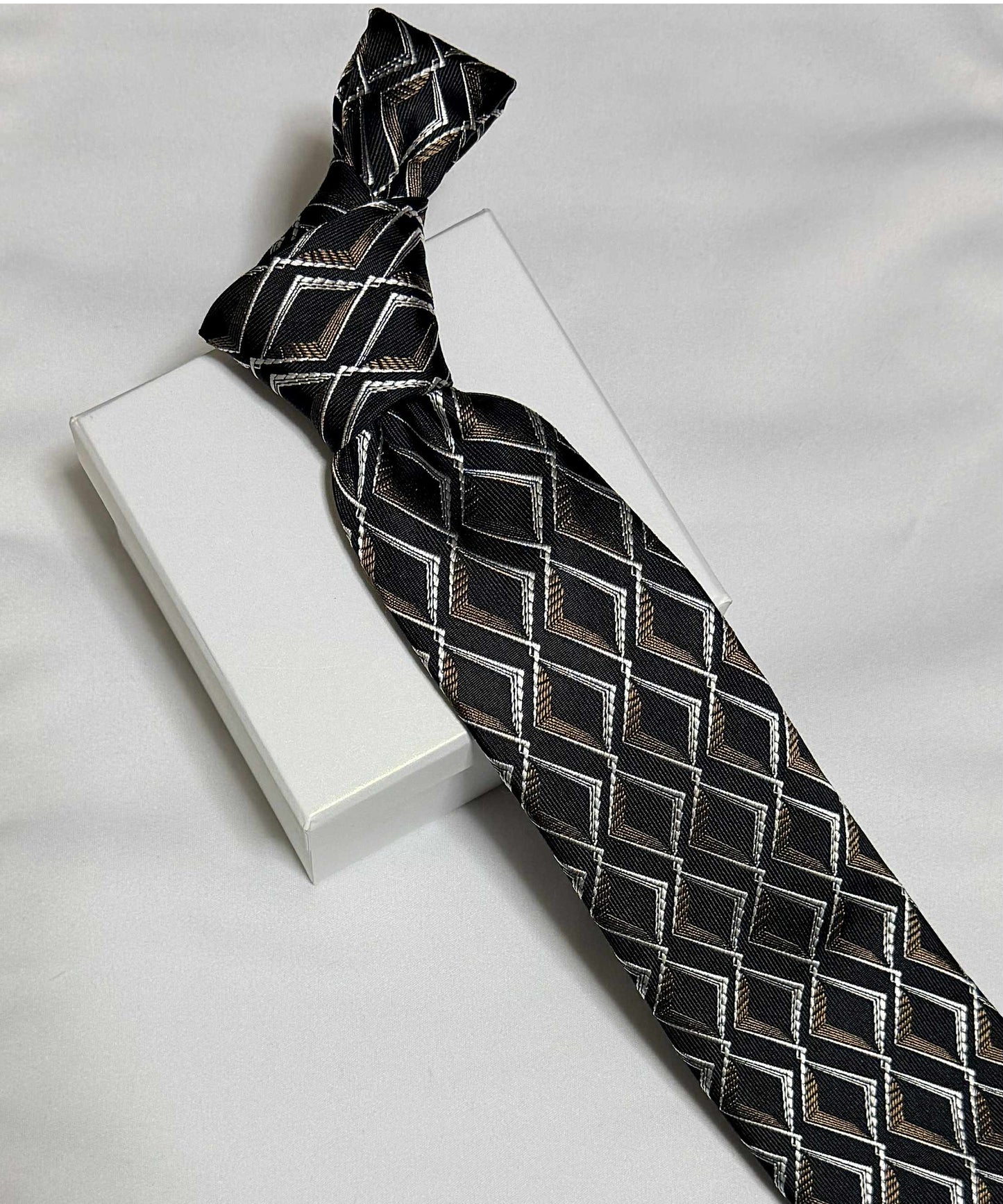 Franco Spada ( フランコスパダ )🆕コンテンポラリーブリティッシュダイヤモンドシェイプJQネクタイ：ブラック×ブラウン