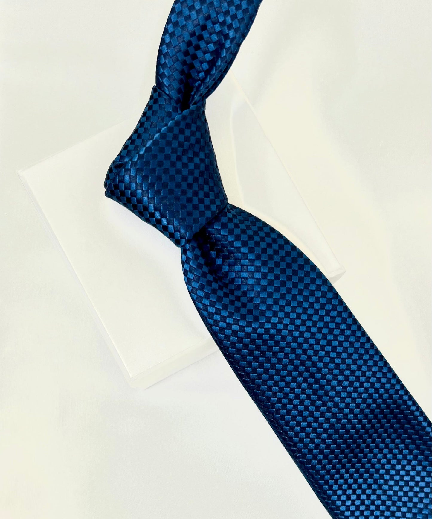 AZZURRO（アズーロ） 新大バスケット無地調ジャガードネクタイ：ミッドナイトネイビー×フォレストブルー