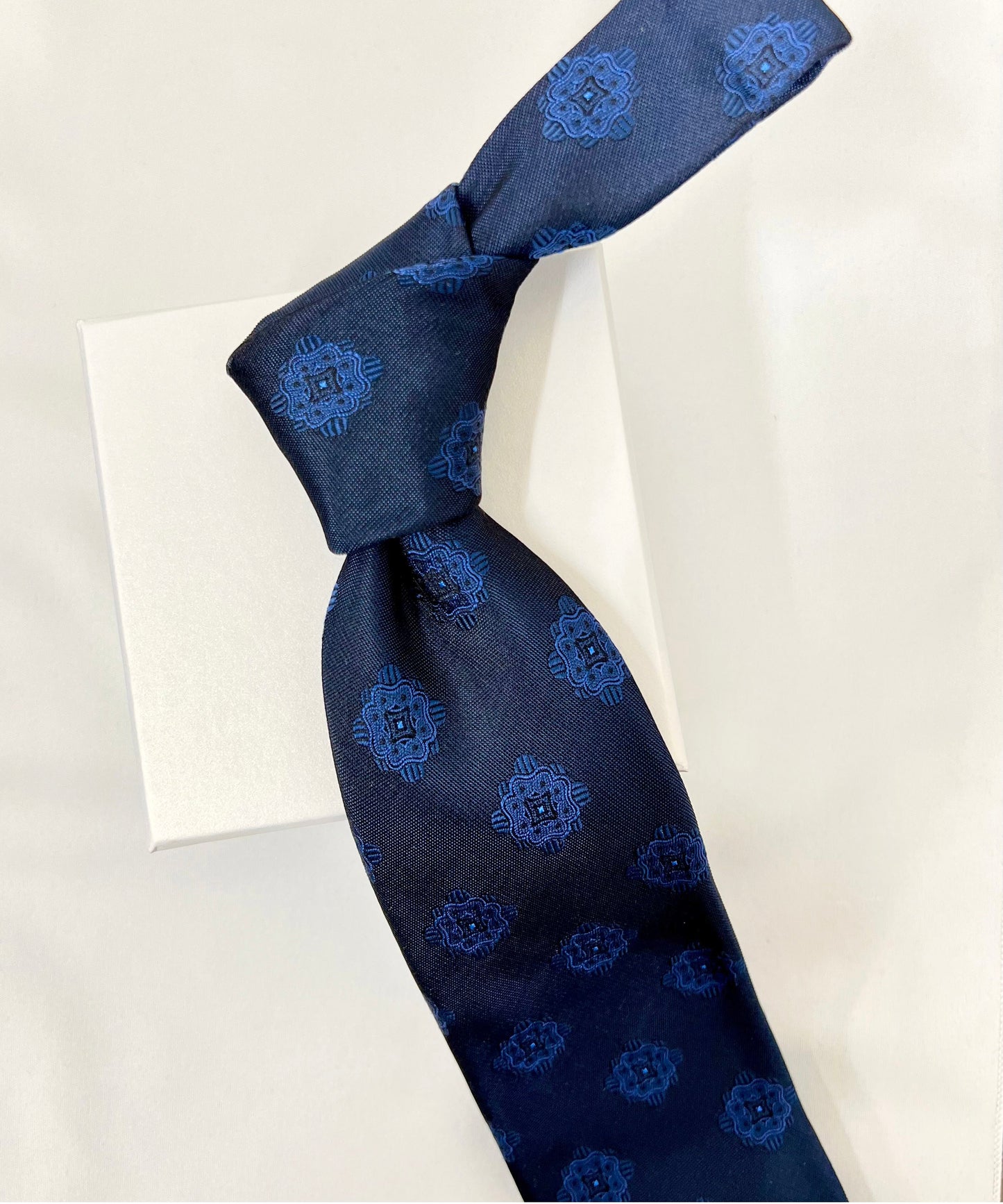 Franco Spada ( フランコスパダ )  ヴィンテージメダリオン無地調ネクタイ：ミッドナイトブルー