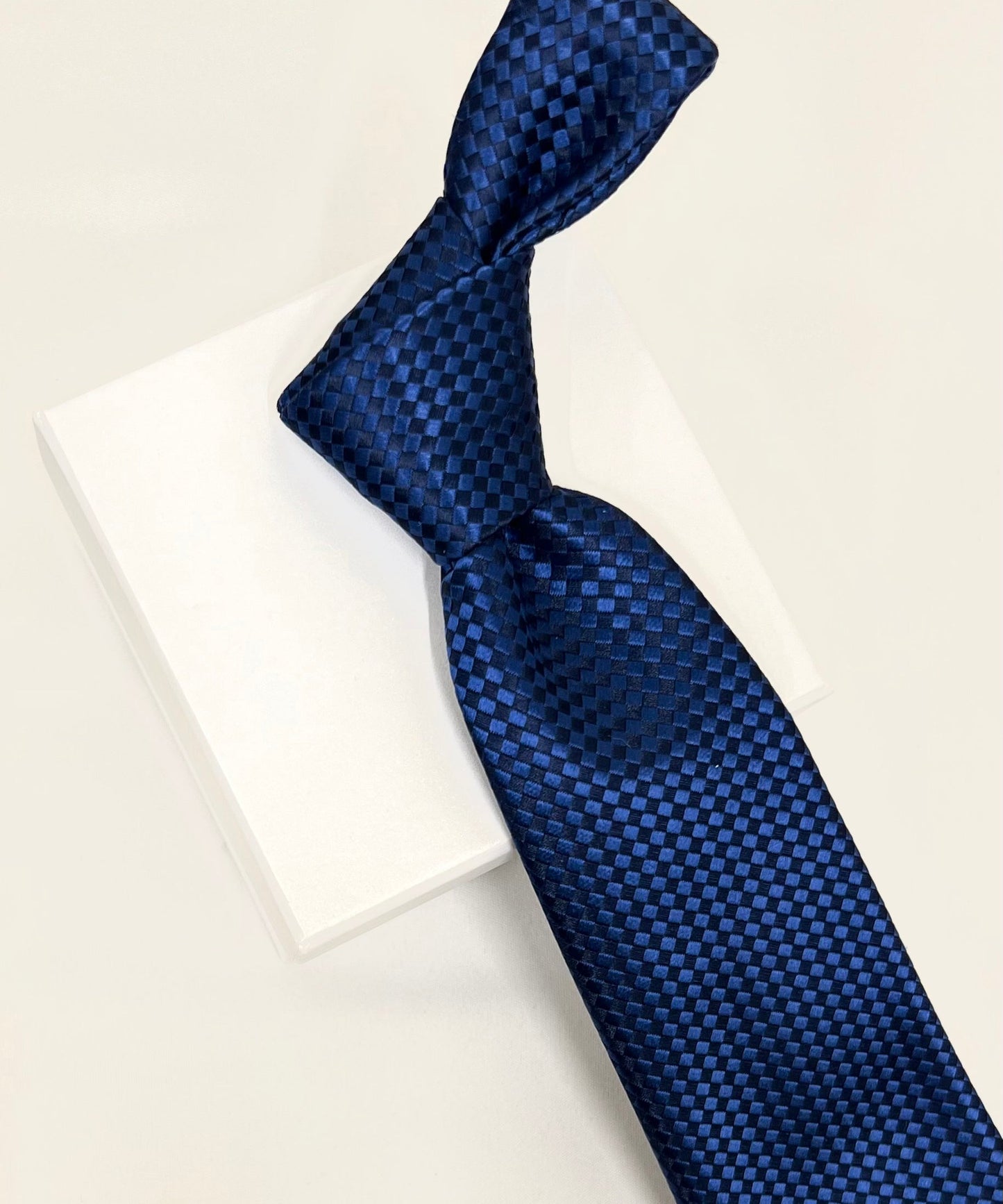 AZZURRO（アズーロ） 新大バスケット無地調ジャガードネクタイ：ミッドナイトネイビー×ダークブルー