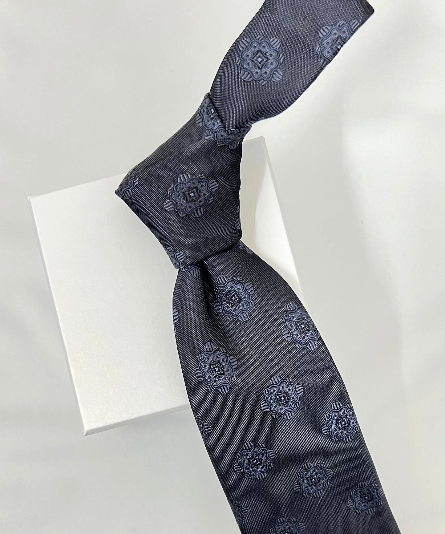 Franco Spada ( フランコスパダ )  ヴィンテージメダリオン無地調ネクタイ：スチールグレー