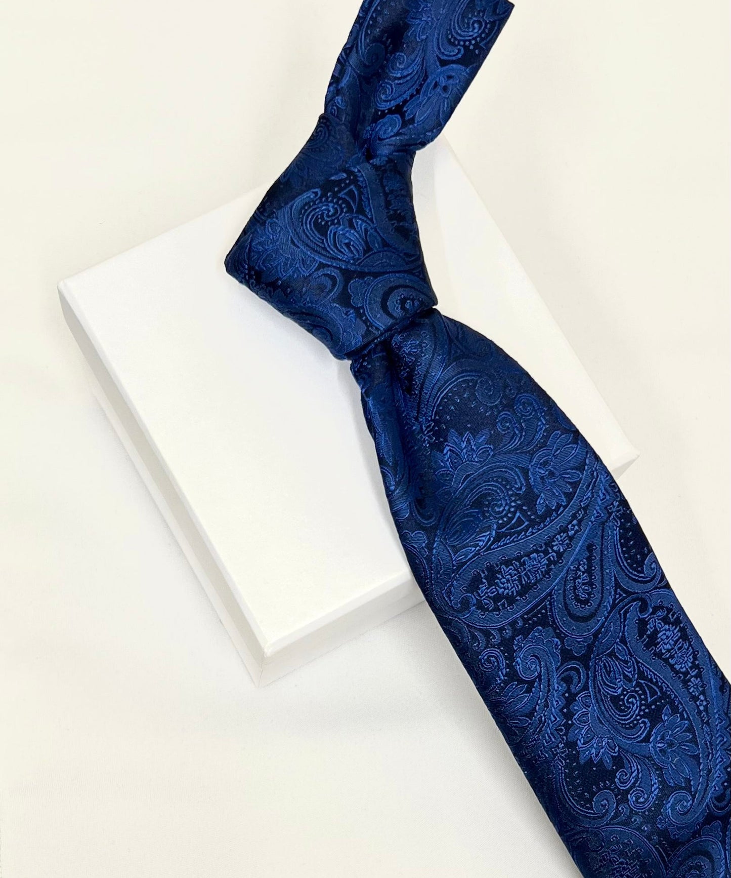 AZZURRO（アズーロ） 新更紗ペーズリーグラデーション無地調ジャガードネクタイ：ミッドナイトネイビー×ダークブルー