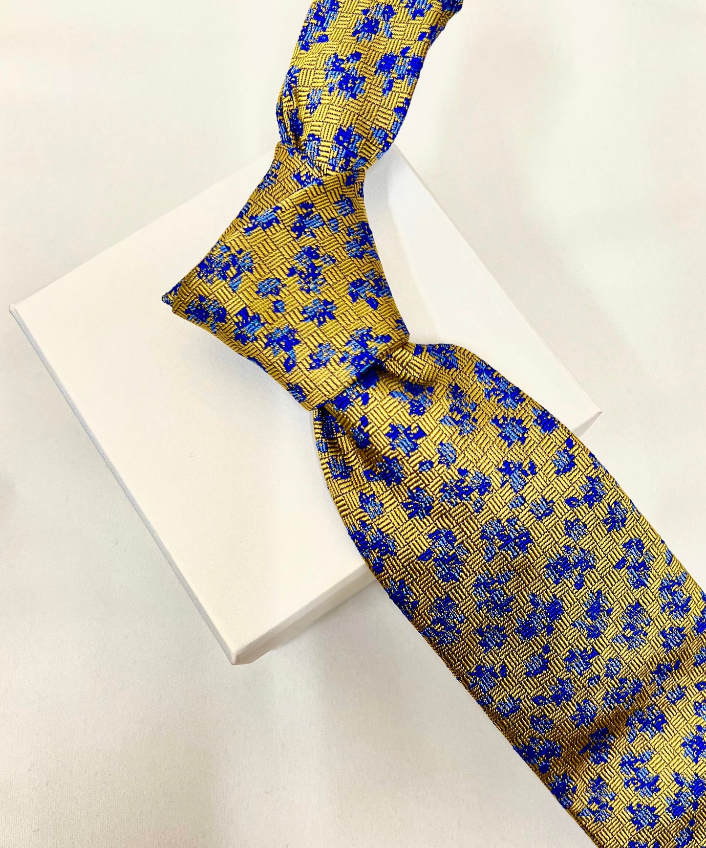 Franco Spada ( フランコスパダ )  フレンチヴィンテージフラワーモチーフネクタイ： イエローゴールド