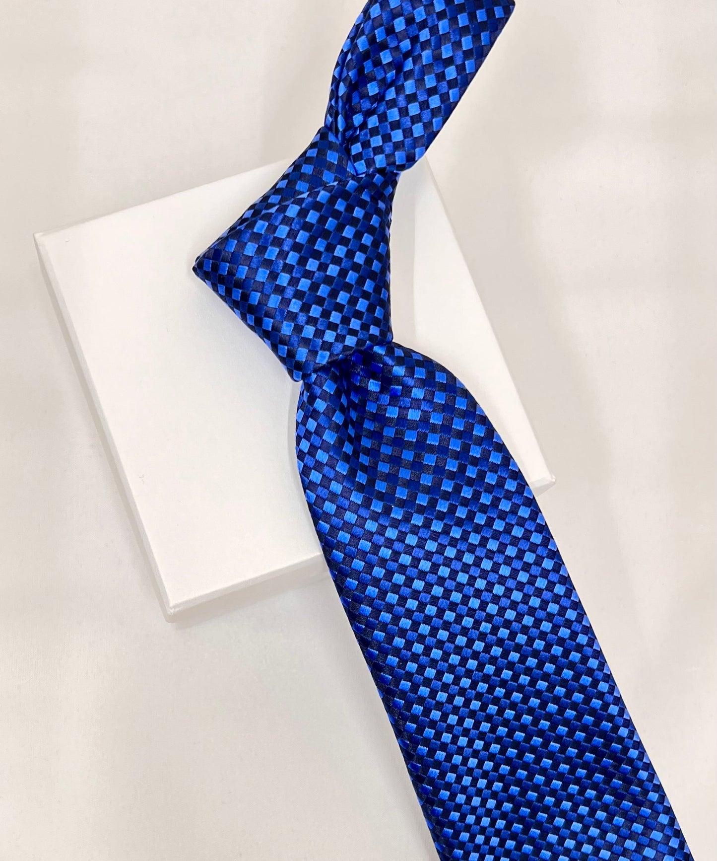 AZZURRO（アズーロ） 新大バスケットグラデーション無地調ジャガードネクタイ：ロイヤルブルー×ブルー