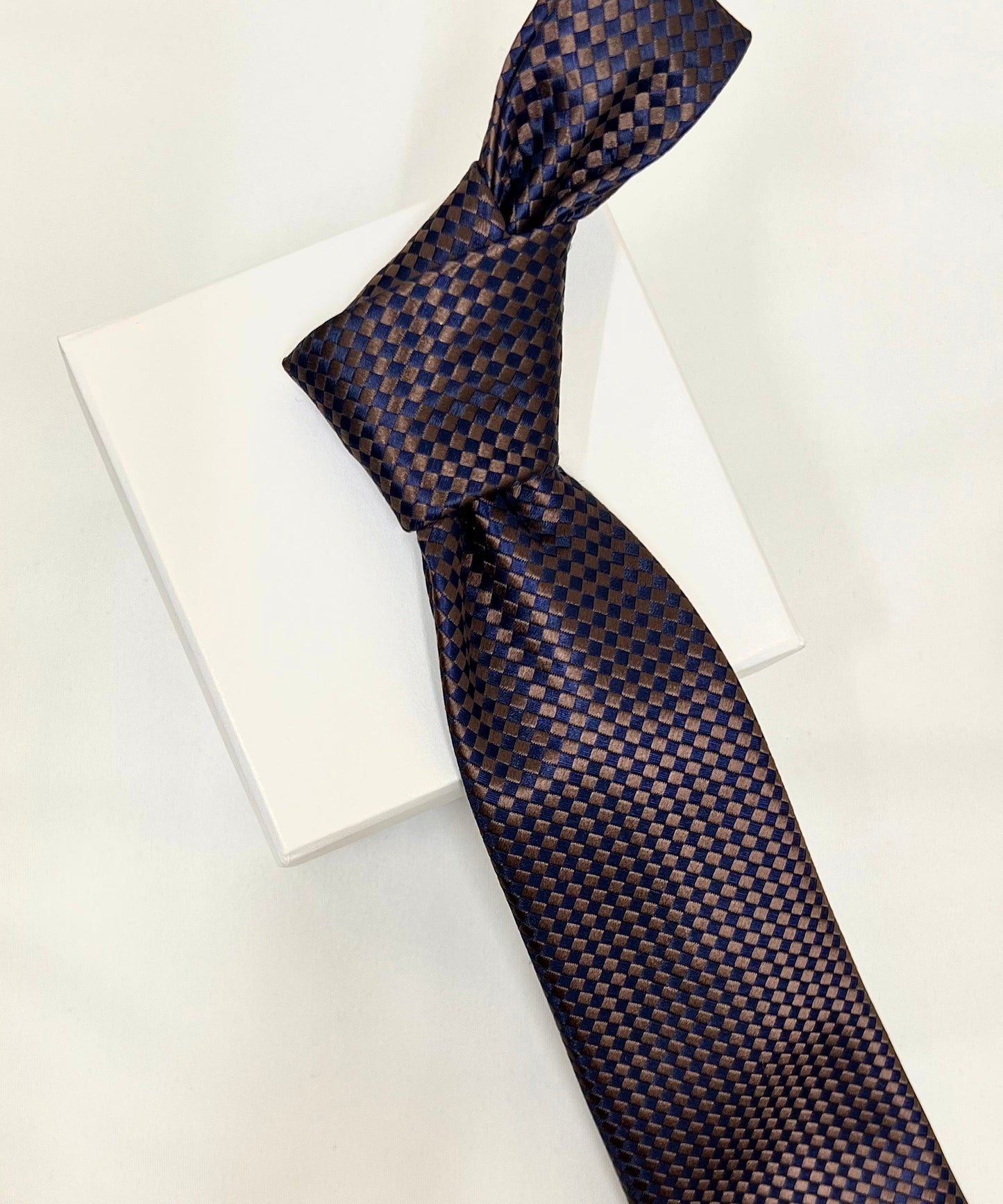 AZZURRO（アズーロ） 新大バスケット無地調ジャガードネクタイ：ミッドナイトネイビー×ブラウン