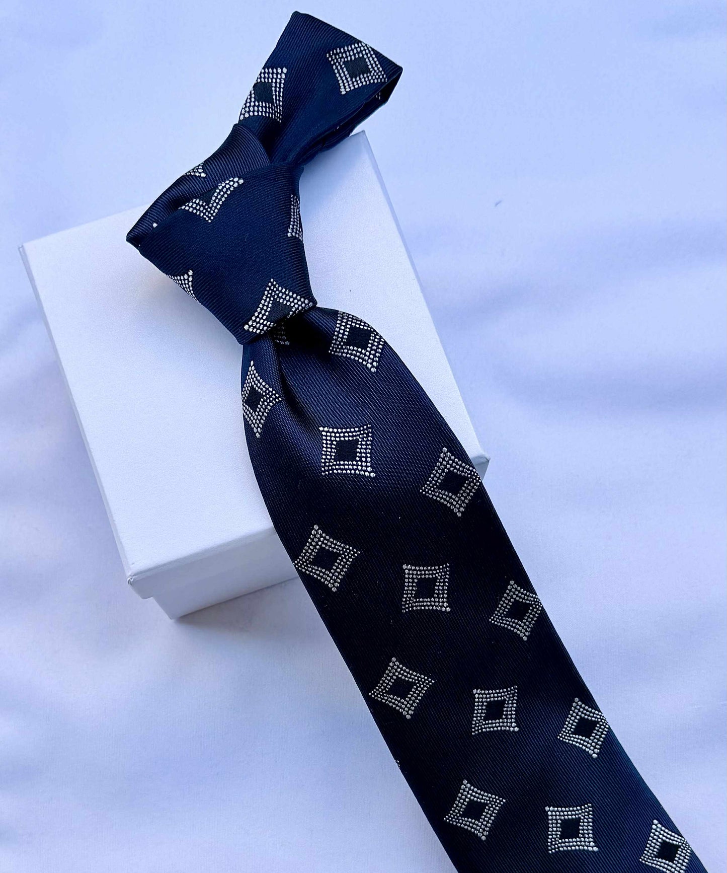 Franco Spada ( フランコスパダ )🆕コンテンポラリーブリティッシュジオメトリックJQネクタイ①：ネイビー