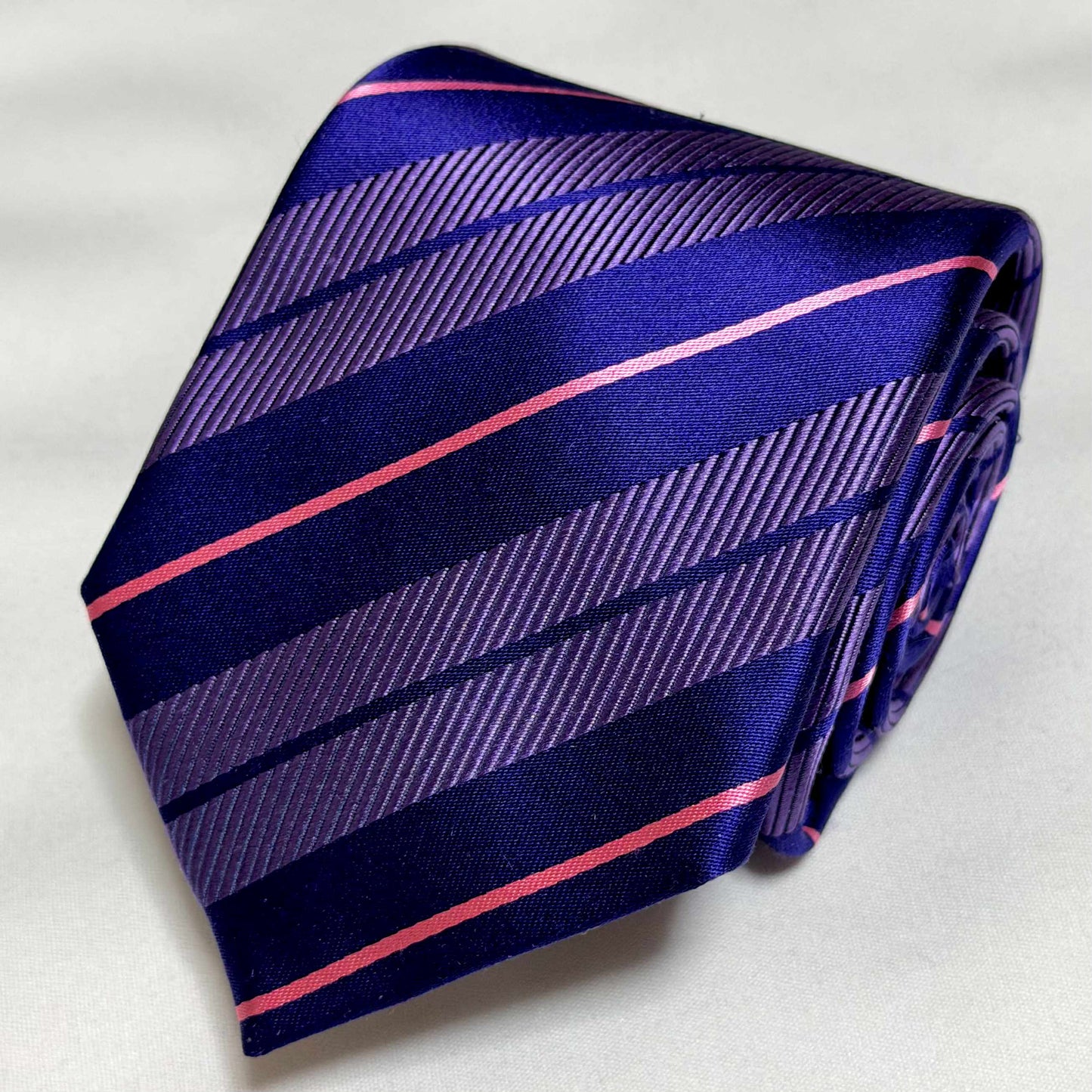 Franco Spada ( フランコスパダ )🆕コンテンポラリーブリティッシュオルタネートサテンストライプネクタイ：パープル×ネイビー×ピンク