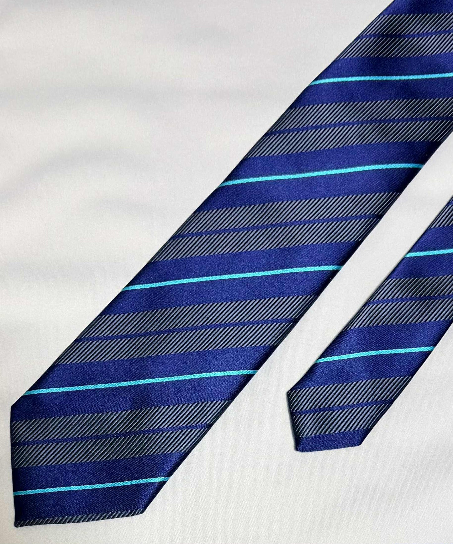 Franco Spada ( フランコスパダ )🆕コンテンポラリーブリティッシュオルタネートサテンストライプネクタイ：グレー×ネイビー×ターコイズ