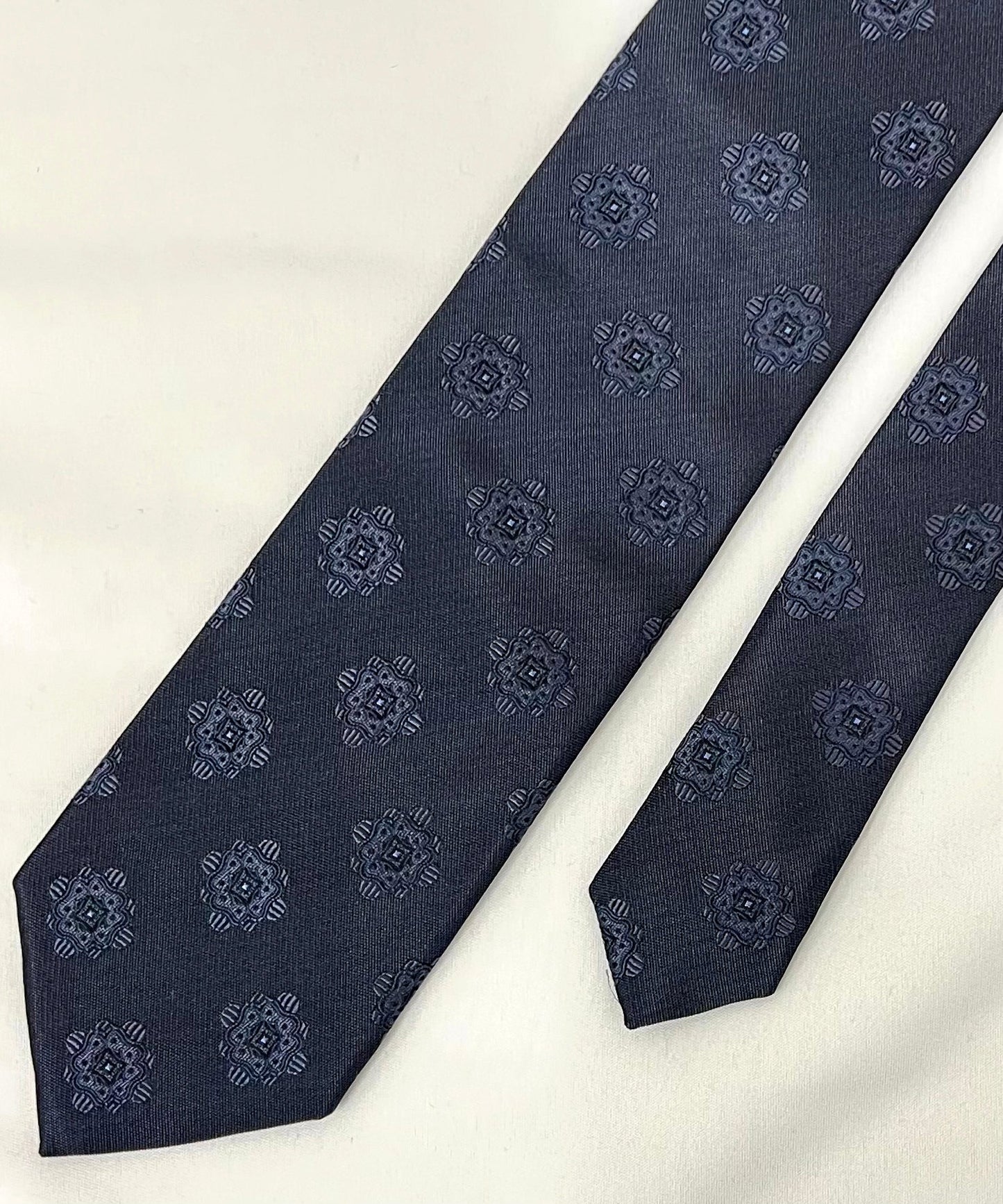 Franco Spada ( フランコスパダ )  ヴィンテージメダリオン無地調ネクタイ：スチールグレー