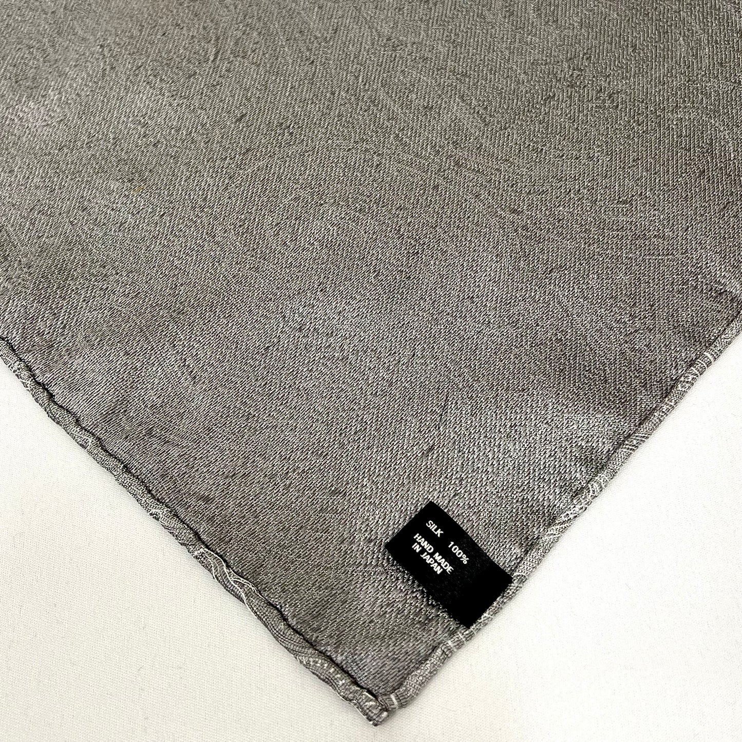 Franco Spada ( フランコスパダ )ハンドロール(手巻き)ポケットチーフ (メランジ無地調大更紗ペーズリー)：シルバーグレー