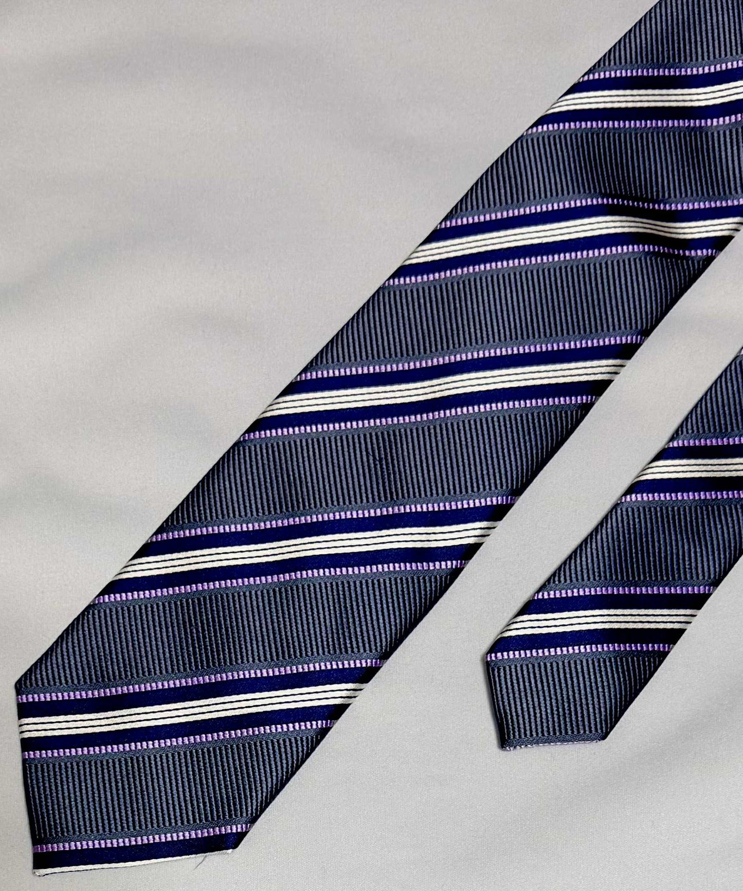Franco Spada ( フランコスパダ )🆕コンテンポラリーブリティッシュレジメンタルストライプネクタイ：グレー×ネイビー×ラベンダー