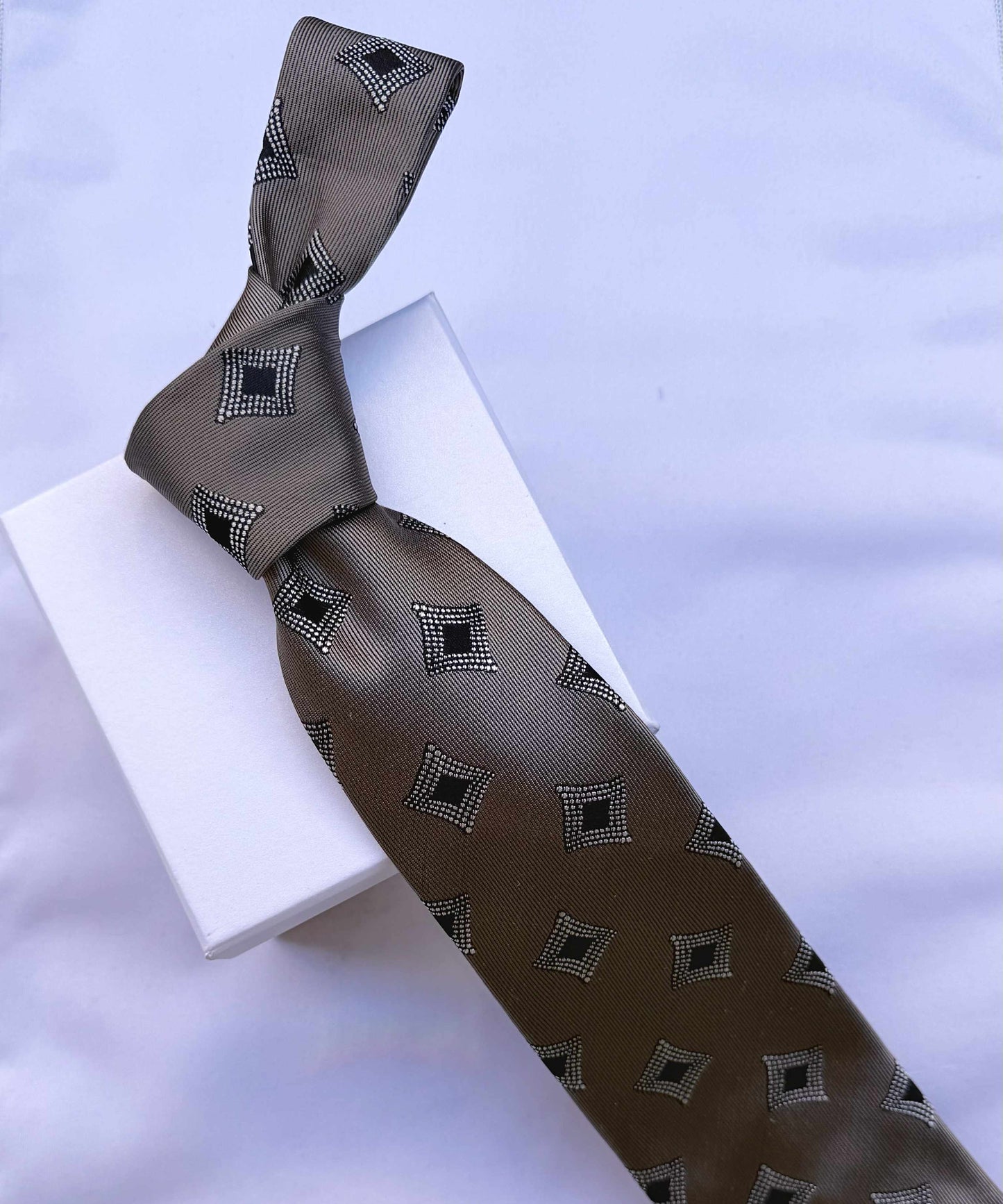 Franco Spada ( フランコスパダ )🆕コンテンポラリーブリティッシュジオメトリックJQネクタイ①：サンドベージュ