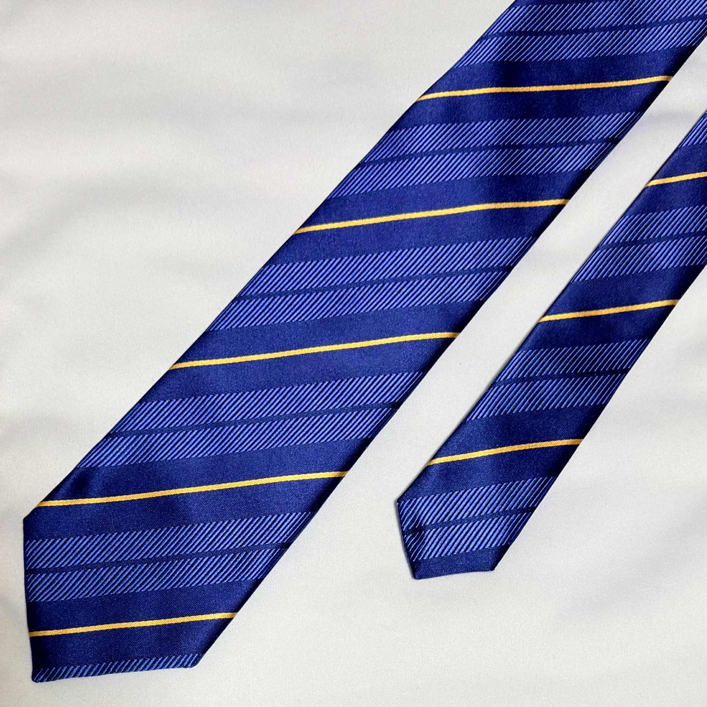 Franco Spada ( フランコスパダ )🆕コンテンポラリーブリティッシュオルタネートサテンストライプネクタイ：ブルー×ネイビー×イエロー