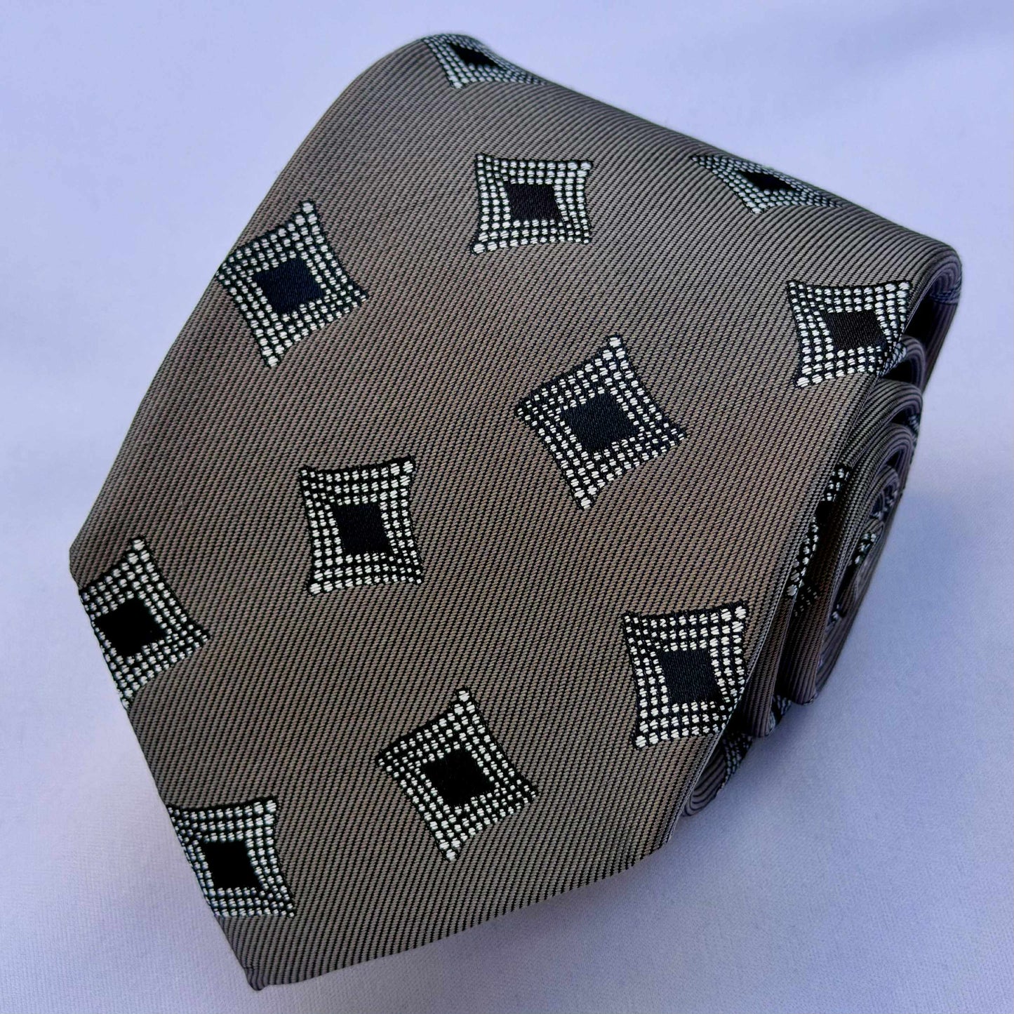 Franco Spada ( フランコスパダ )🆕コンテンポラリーブリティッシュジオメトリックJQネクタイ①：サンドベージュ