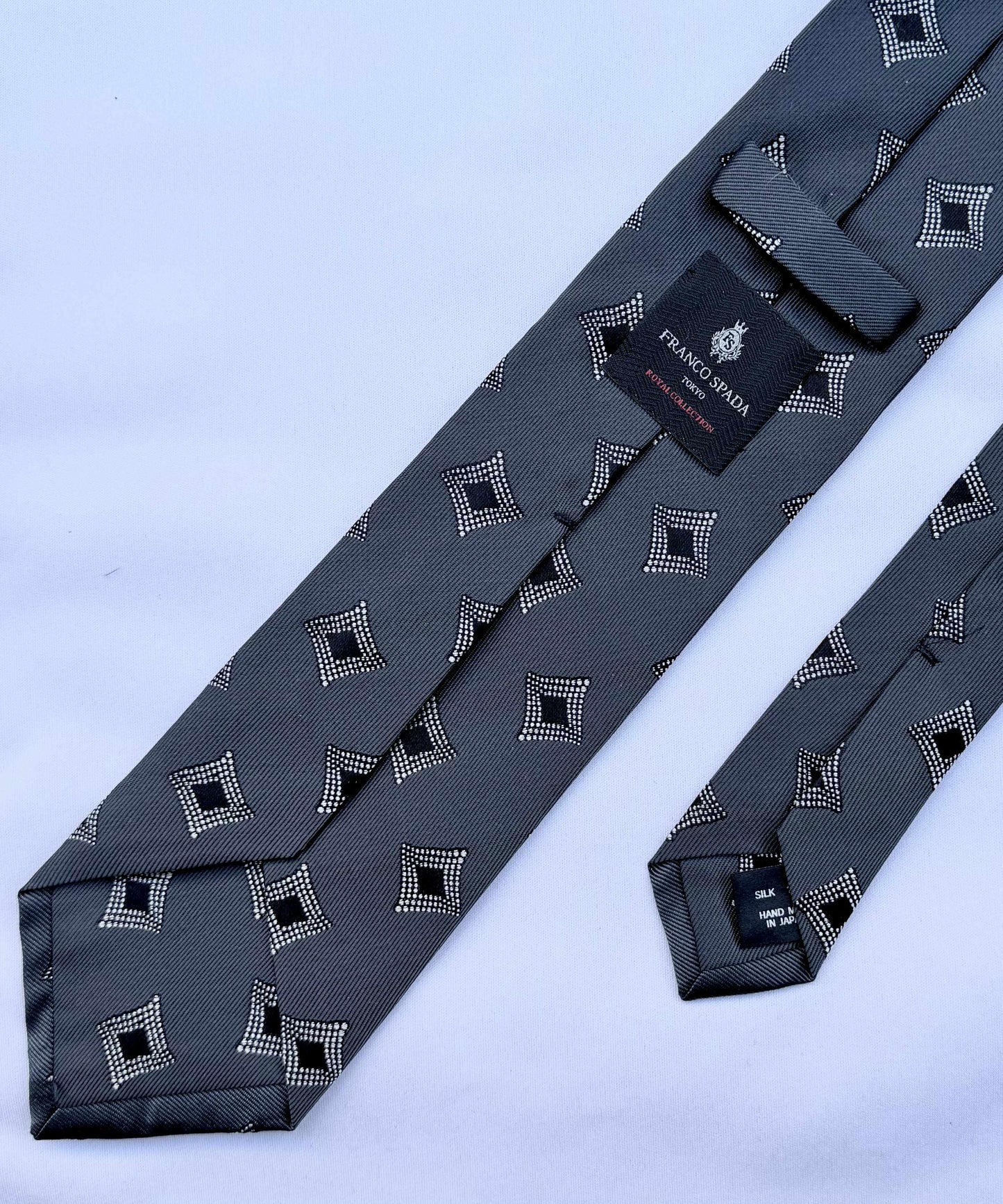 Franco Spada ( フランコスパダ )🆕コンテンポラリーブリティッシュジオメトリックJQネクタイ①：スチールグレー