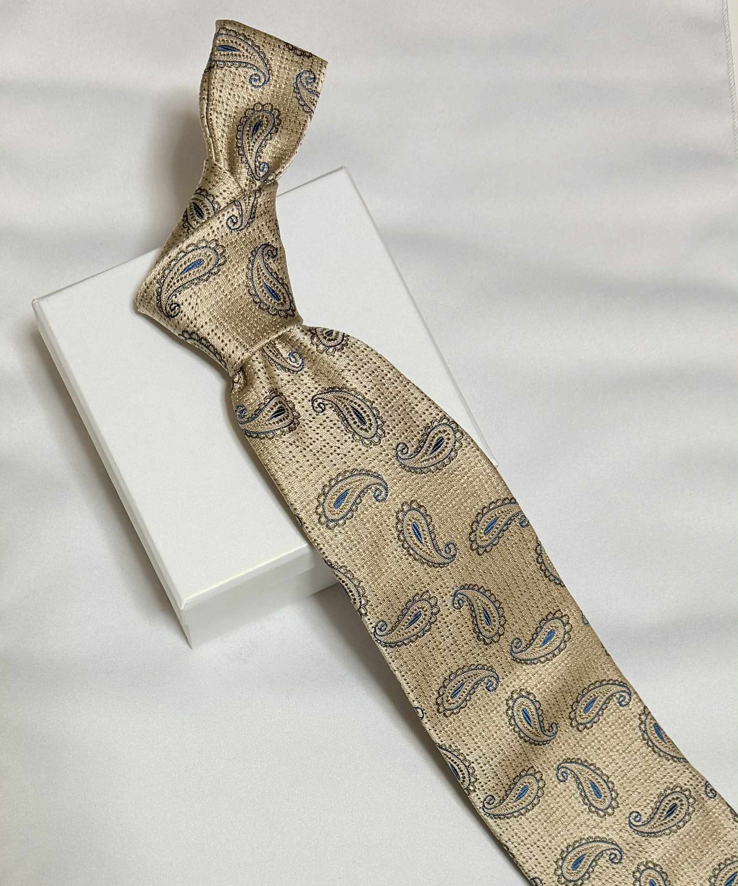Franco Spada ( フランコスパダ )🆕コンテンポラリーブリティッシュジオメトリックペーズリーネクタイ：シャンパンベージュ×チャコール×ブルー
