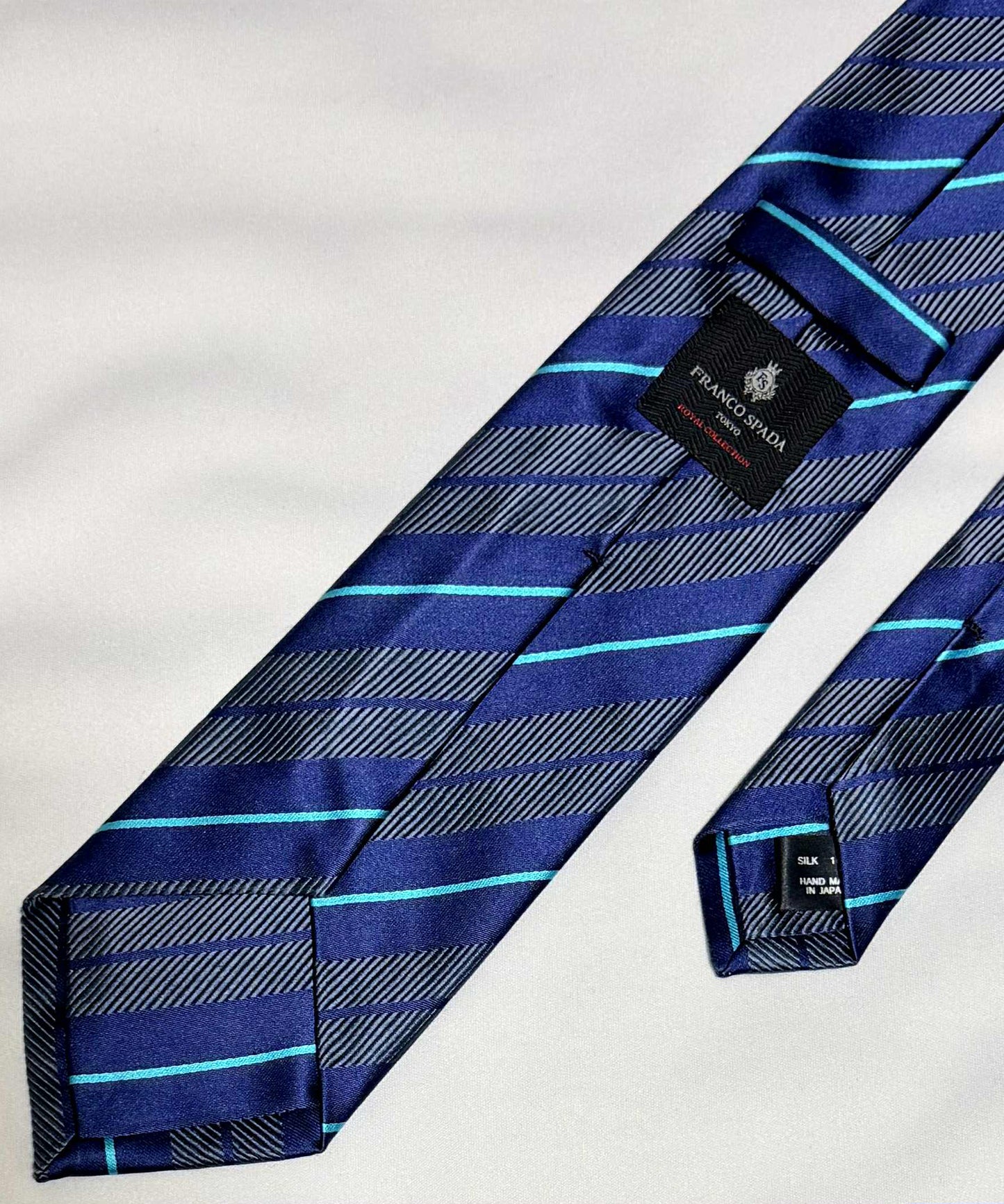 Franco Spada ( フランコスパダ )🆕コンテンポラリーブリティッシュオルタネートサテンストライプネクタイ：グレー×ネイビー×ターコイズ