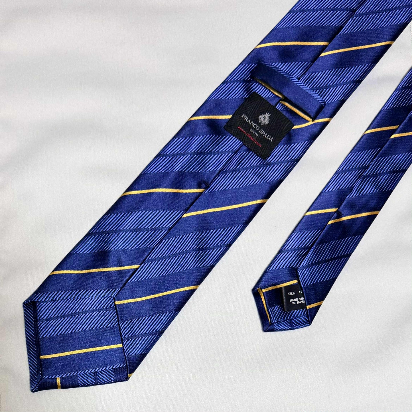 Franco Spada ( フランコスパダ )🆕コンテンポラリーブリティッシュオルタネートサテンストライプネクタイ：ブルー×ネイビー×イエロー